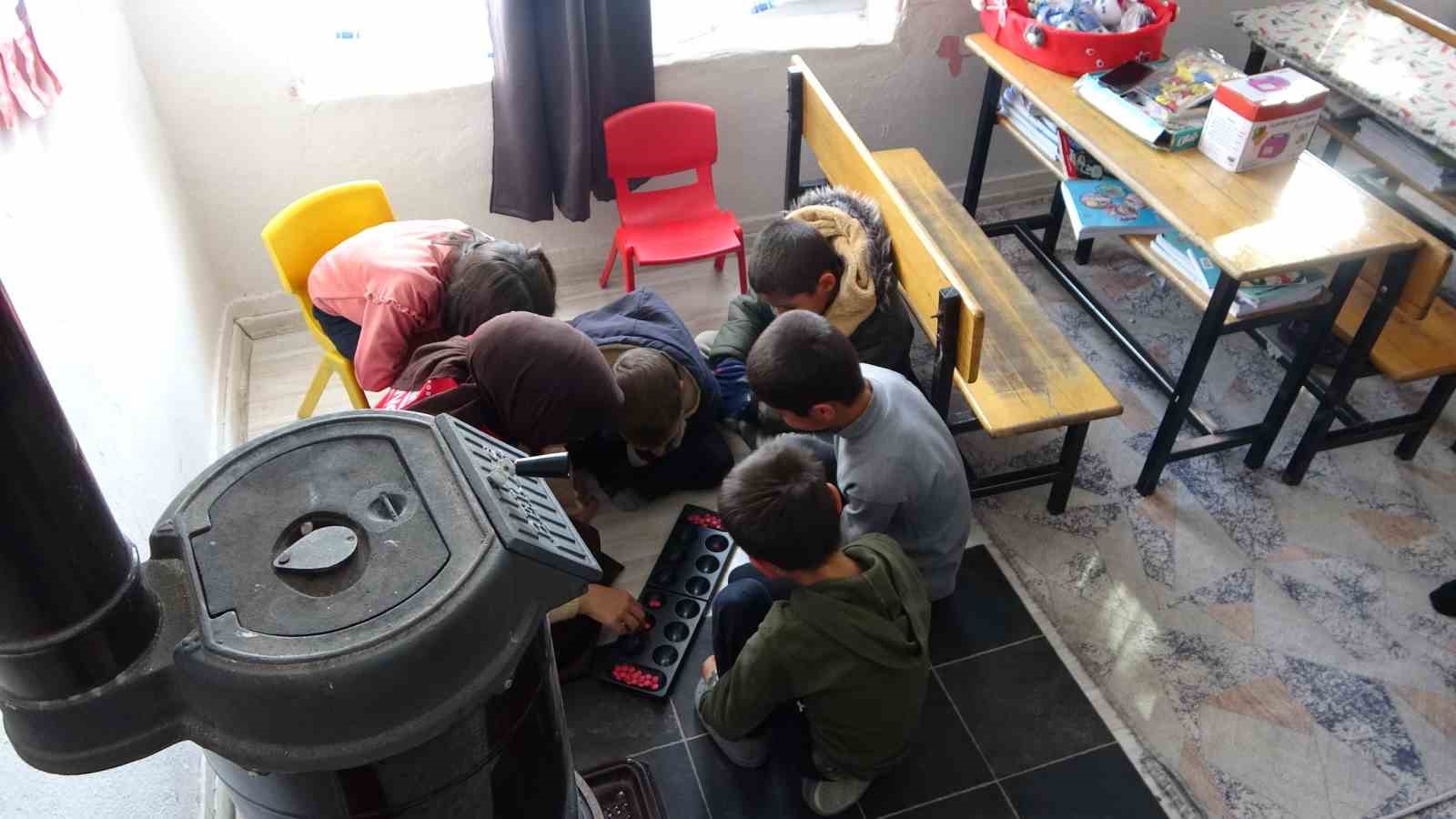 Köy çocukları, gençlik merkezi gönüllüleriyle doyasıya eğlendi
