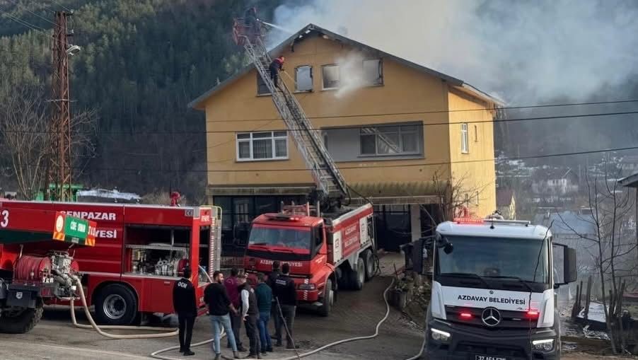 Köy evinin çatı katında çıkan yangın söndürüldü
