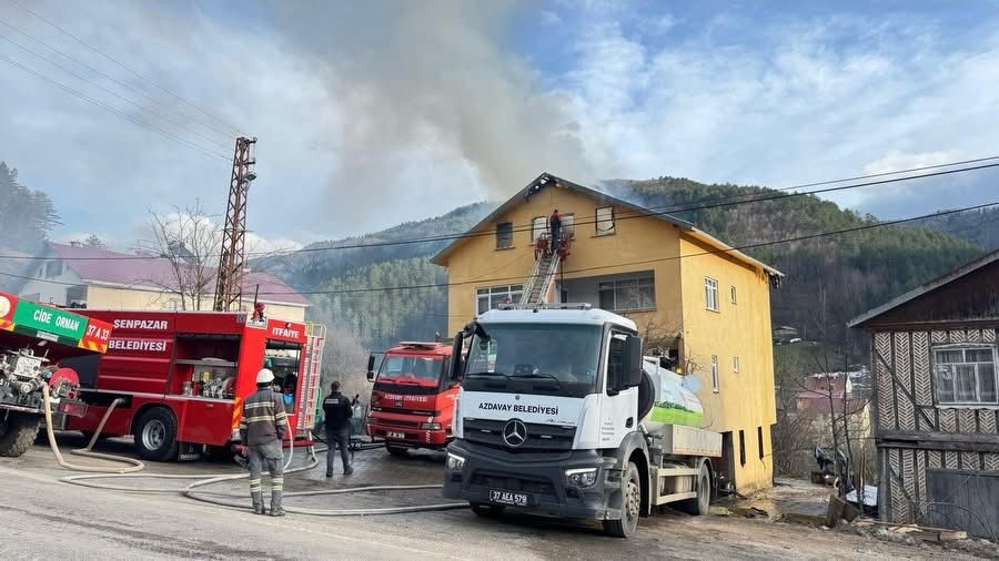 Köy evinin çatı katında çıkan yangın söndürüldü
