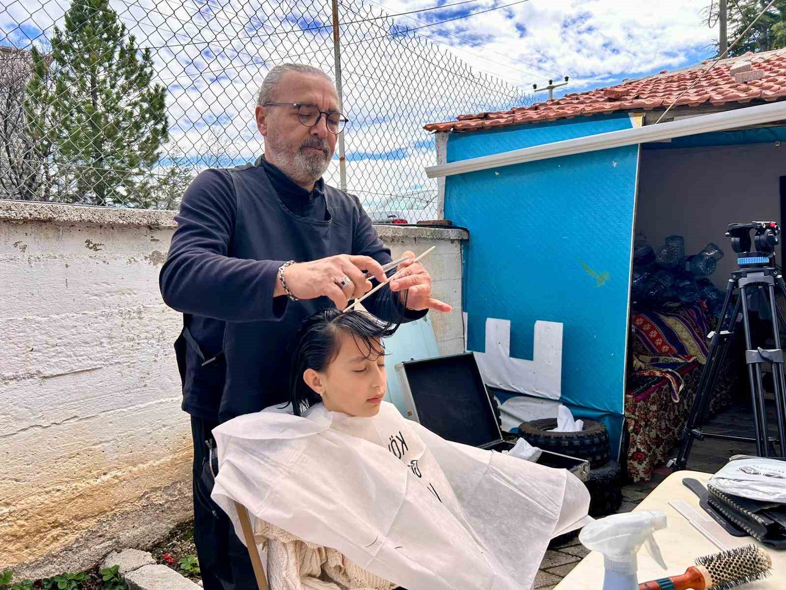 Köy köy gezen kuaför kız çocuklarının saçını ücretsiz kesiyor
Köy köy gezen kuaför kız çocuklarının saçını ücretsiz kesiyor