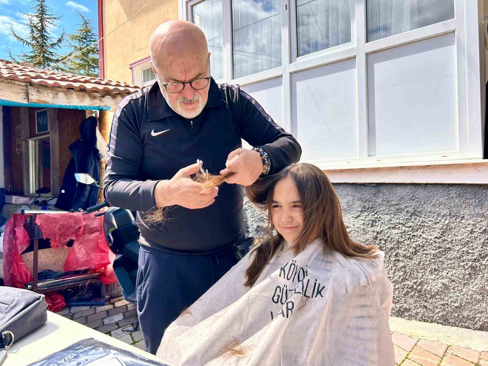 Köy köy gezen kuaför kız çocuklarının saçını ücretsiz kesiyor
Köy köy gezen kuaför kız çocuklarının saçını ücretsiz kesiyor