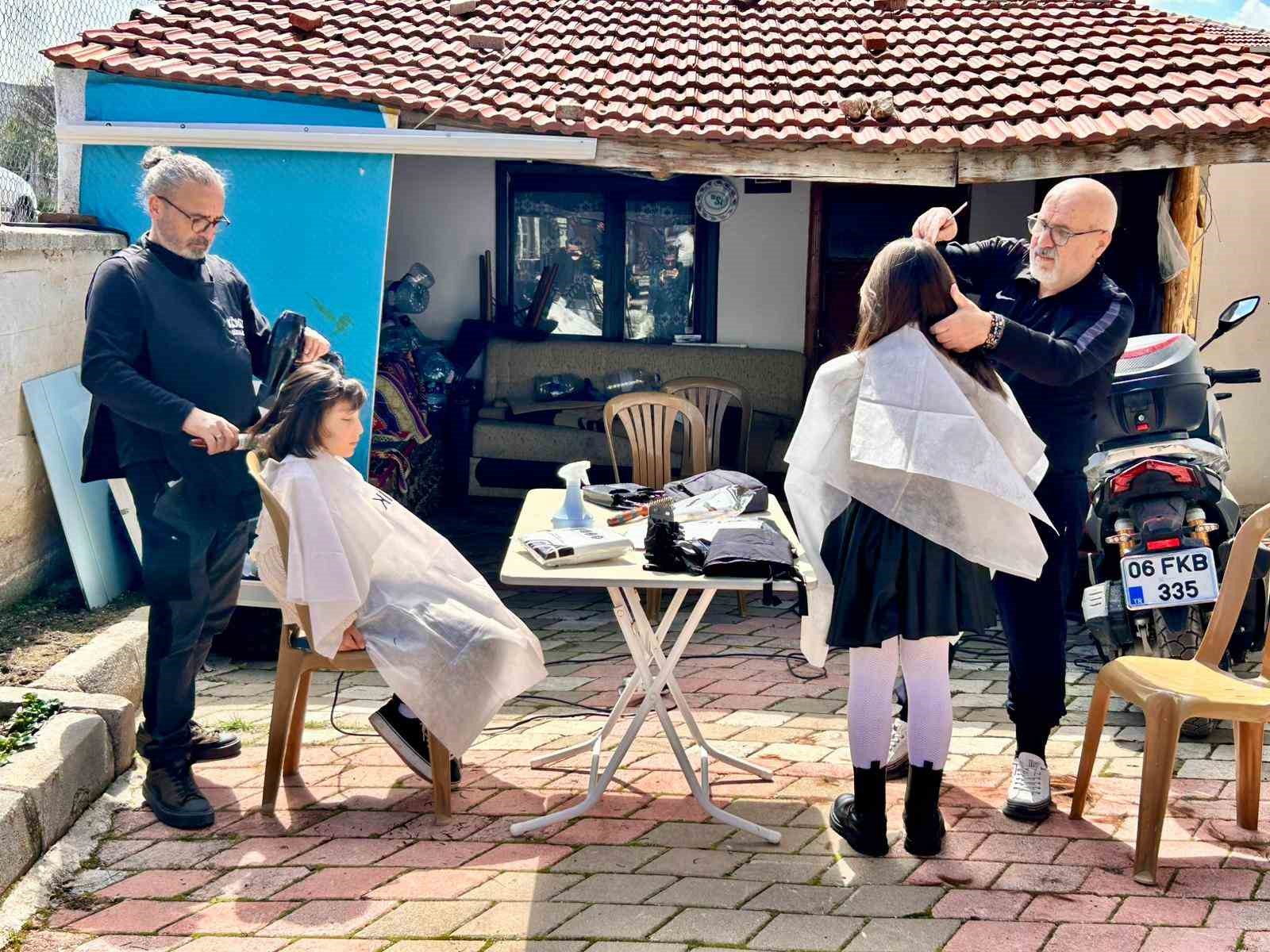 Köy köy gezen kuaför kız çocuklarının saçını ücretsiz kesiyor
Köy köy gezen kuaför kız çocuklarının saçını ücretsiz kesiyor