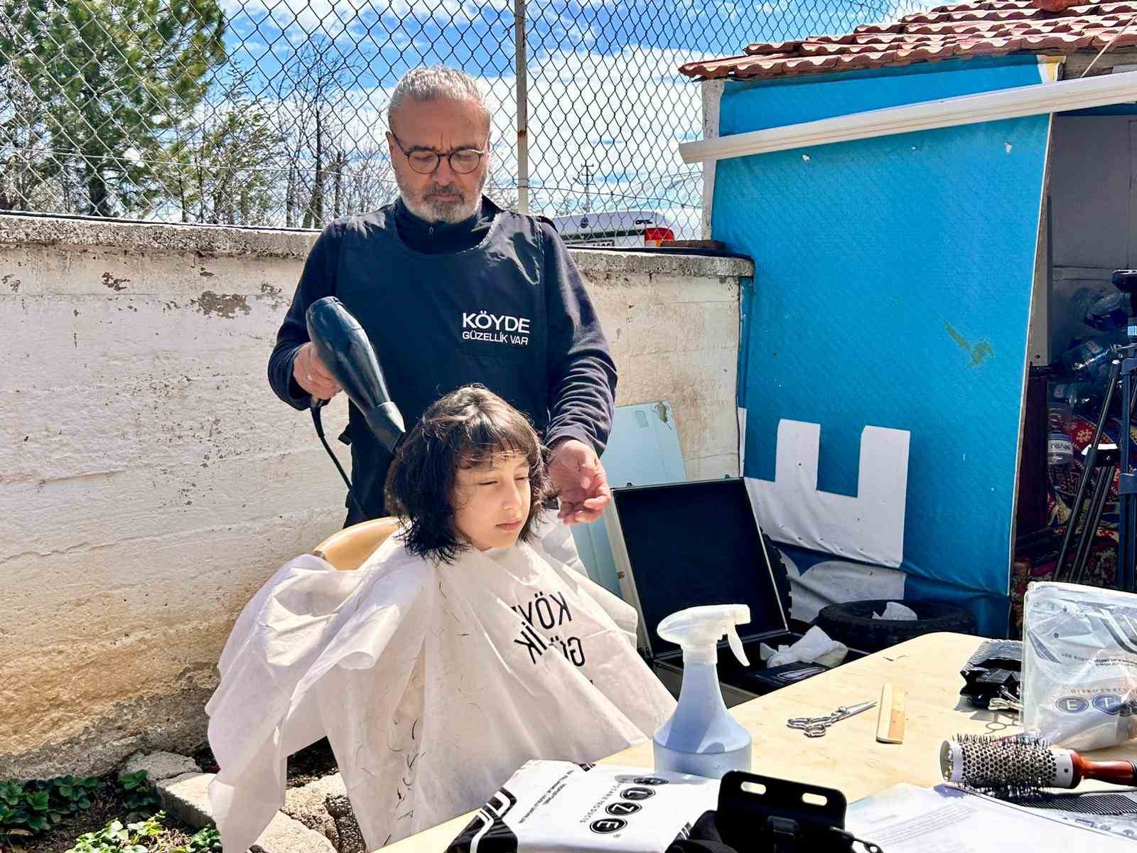 Köy köy gezen kuaför kız çocuklarının saçını ücretsiz kesiyor
Köy köy gezen kuaför kız çocuklarının saçını ücretsiz kesiyor