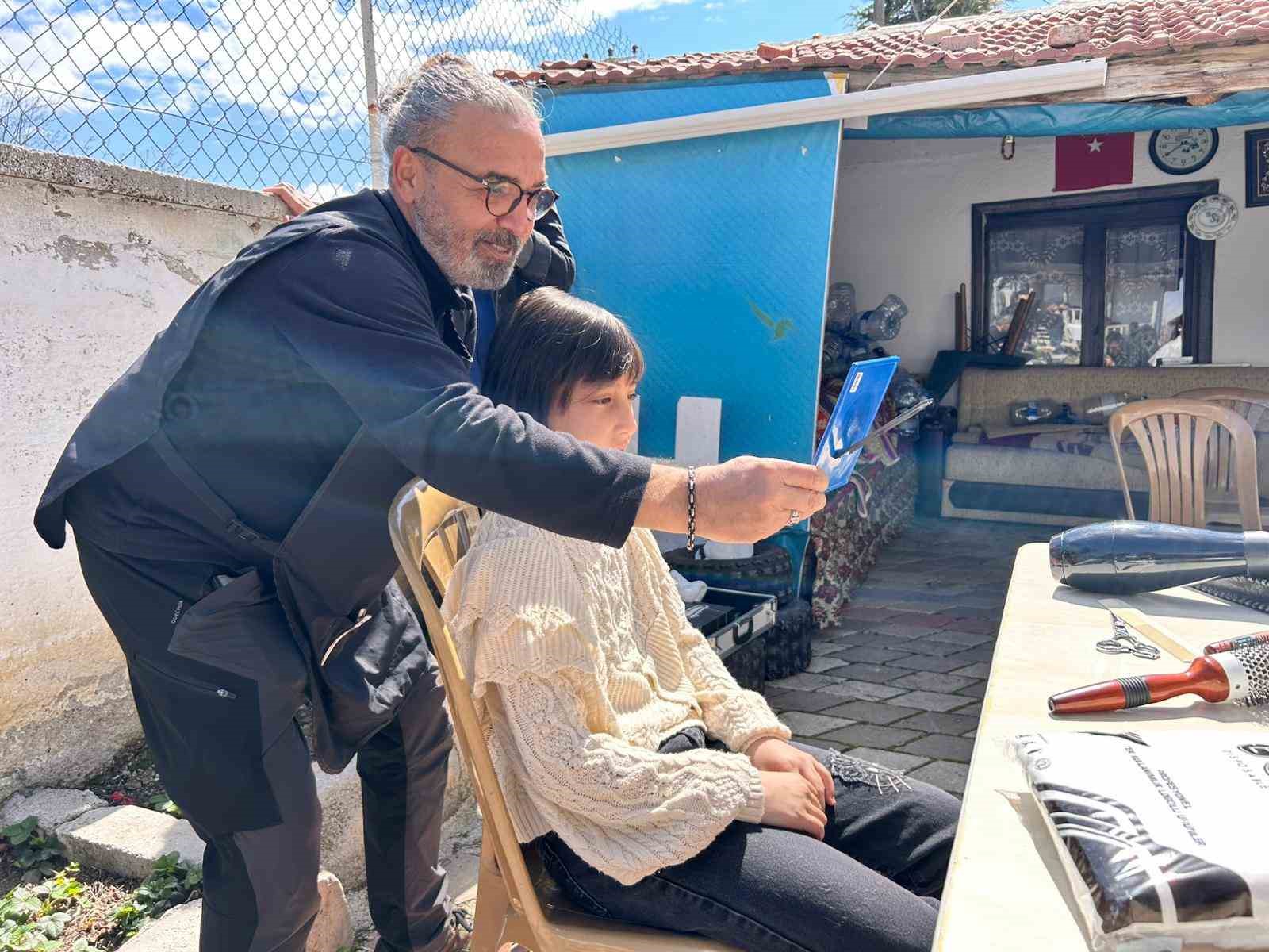 Köy köy gezen kuaför kız çocuklarının saçını ücretsiz kesiyor
Köy köy gezen kuaför kız çocuklarının saçını ücretsiz kesiyor