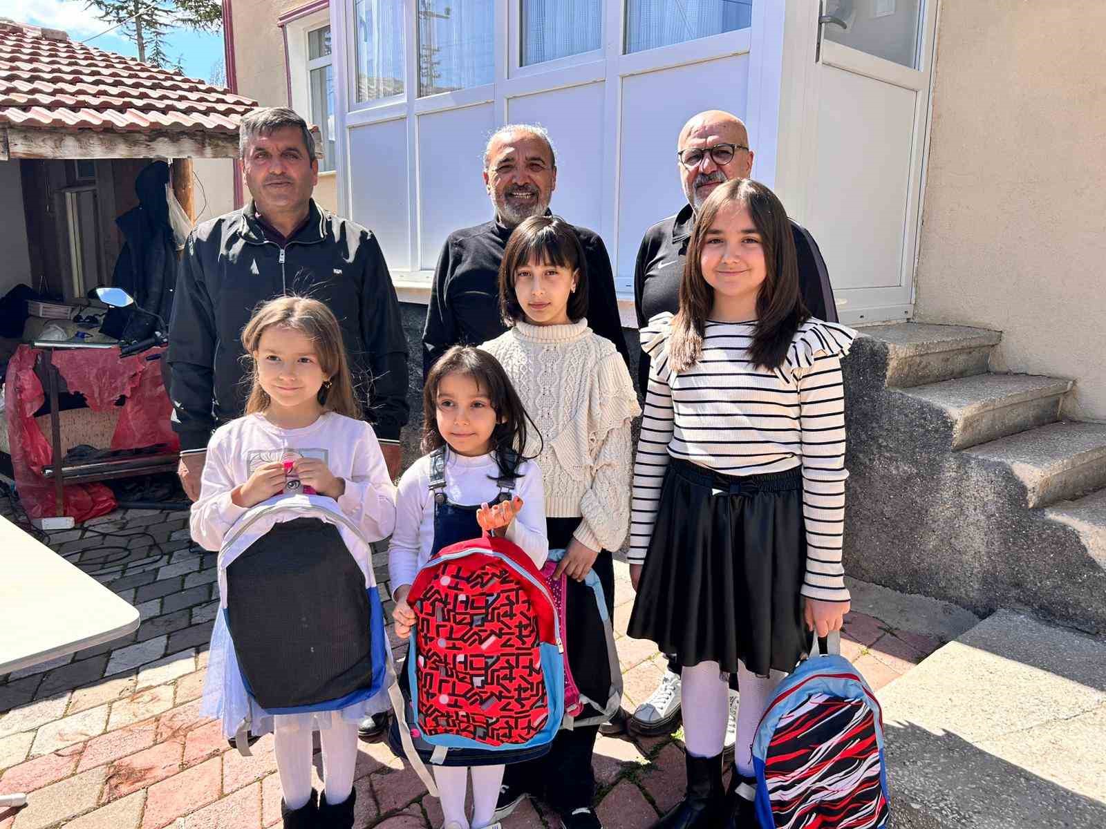 Köy köy gezen kuaför kız çocuklarının saçını ücretsiz kesiyor
Köy köy gezen kuaför kız çocuklarının saçını ücretsiz kesiyor