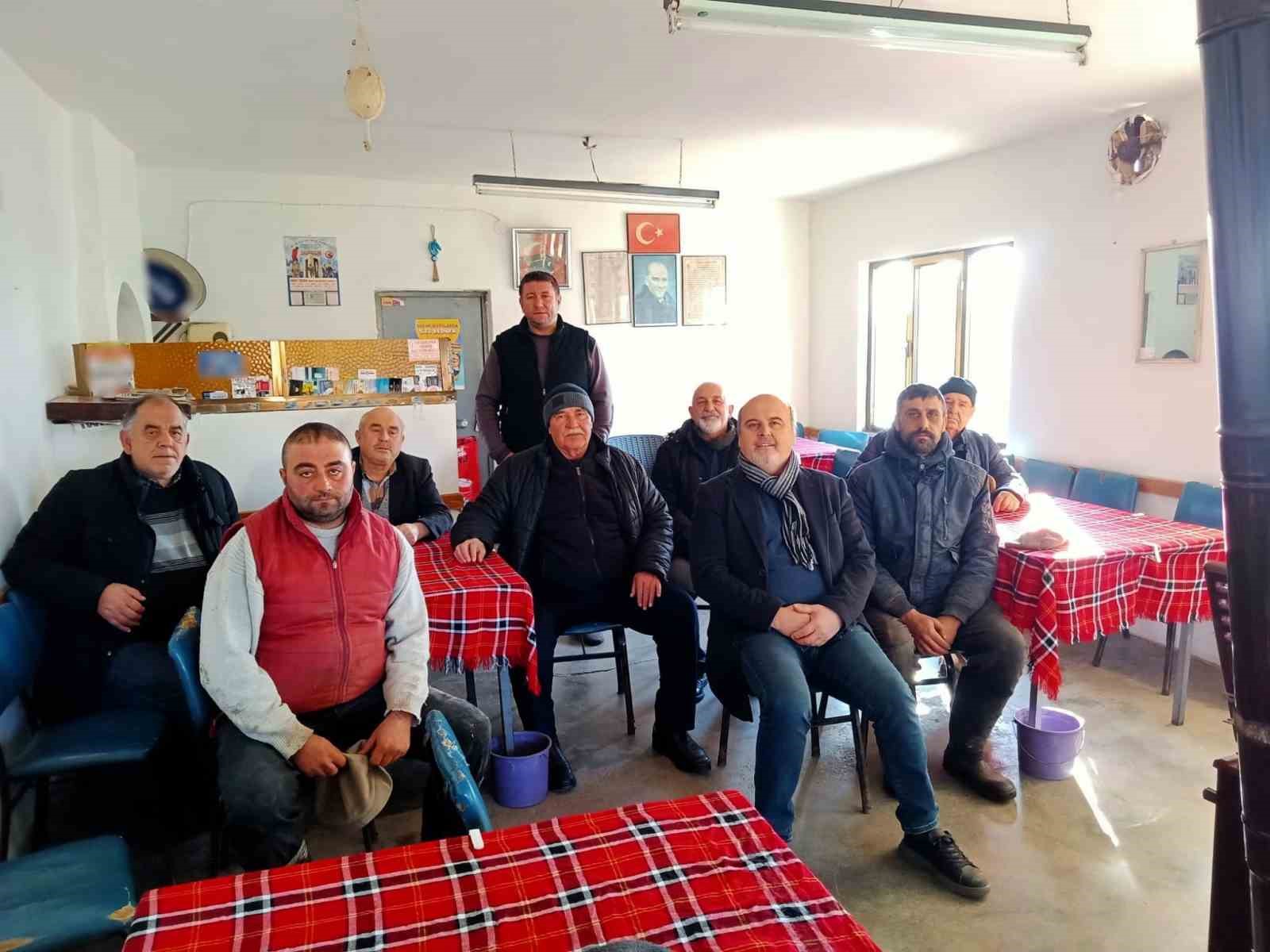 Köy köy gezilerek, çiftçiye tarımsal üretimin plânlanması ve desteklemeleri anlatılıyor
