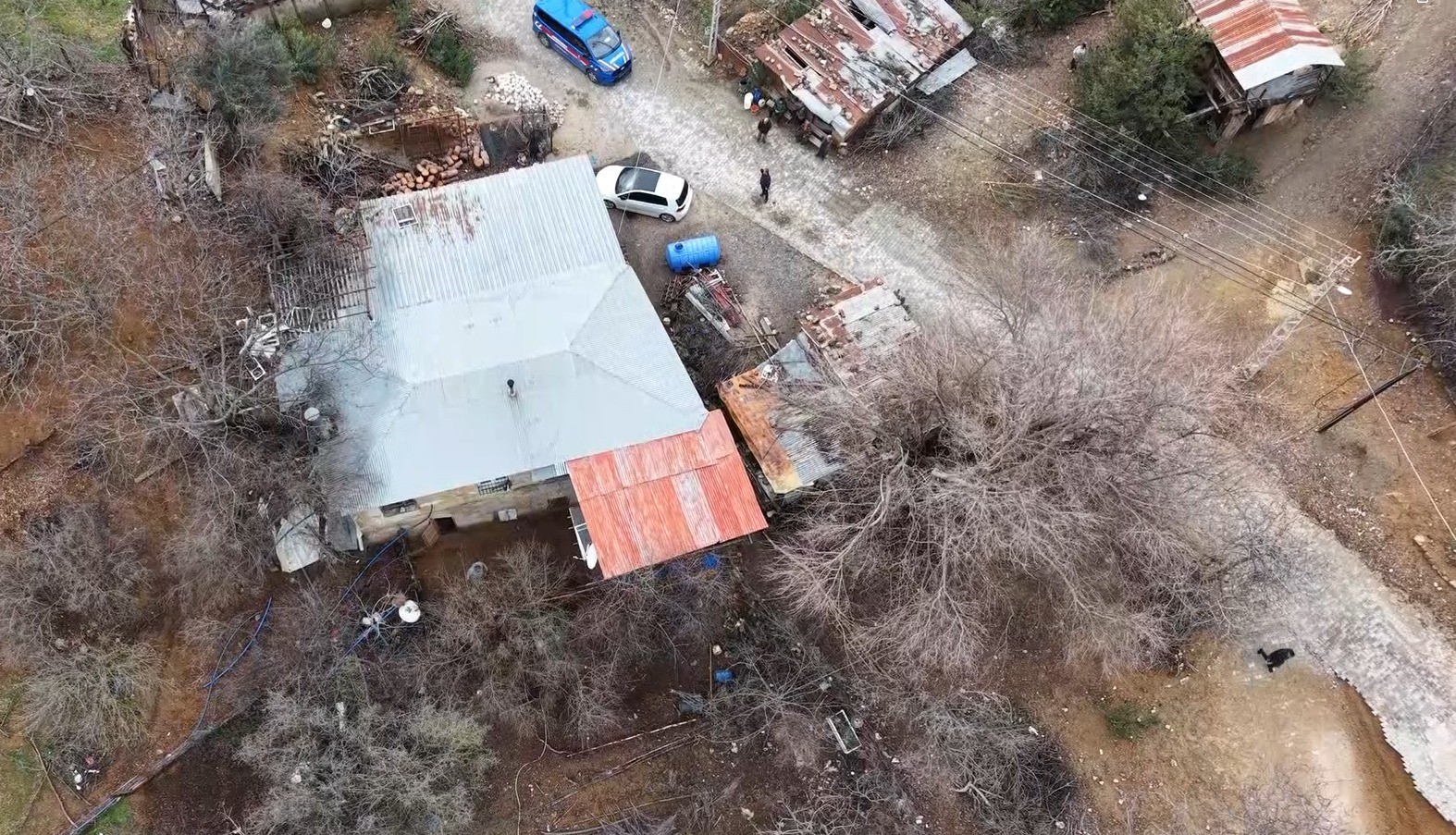 Köy kuşatıldı, katiller ile onlara yardım edenler yakalandı: 4 şüpheli adliyeye sevk edildi
