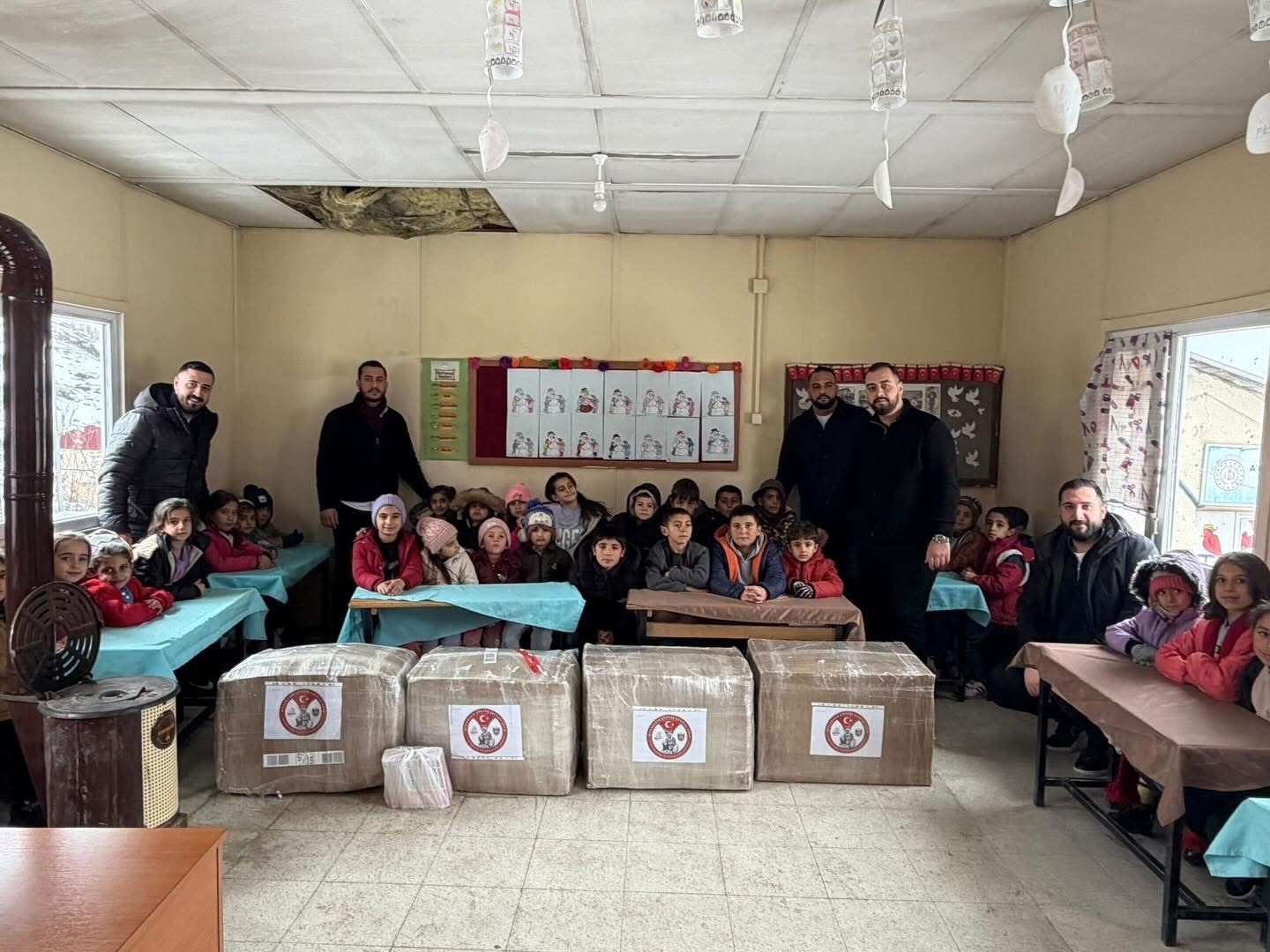 Köy okullarında eğitim gören öğrencilere kırtasiye malzemesi yardımı
