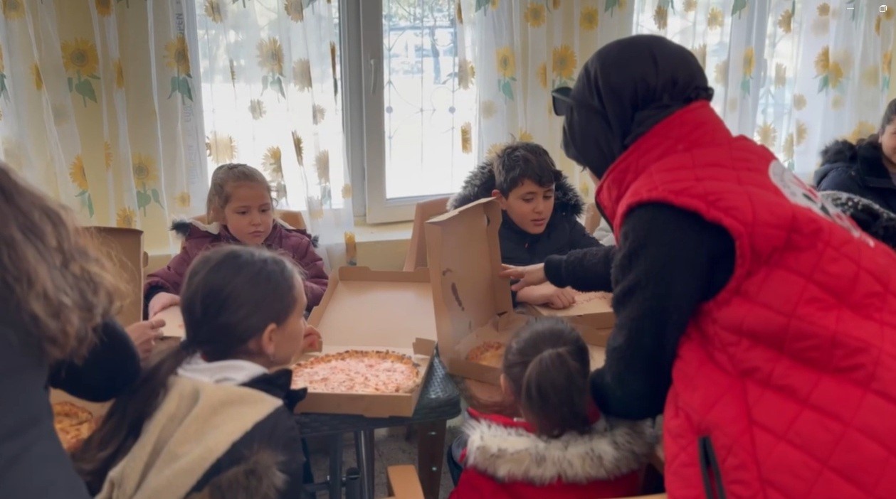Köy okullarında müzik, oyun ve oyuncakla gelen mutluluk
