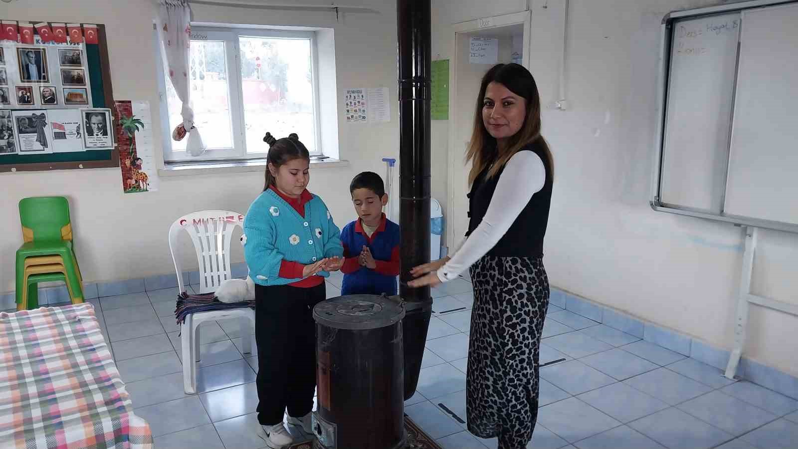 Köy okulu 2 öğrenci için açık: Öğrenciler karnelerini aldı
