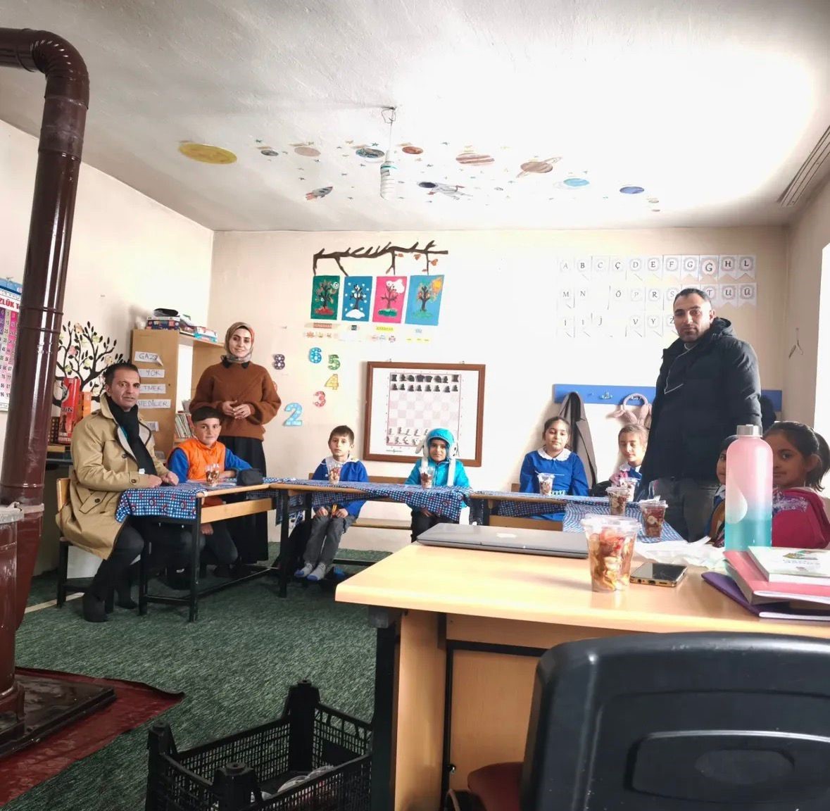 Köy okulu öğrencilerine waffle sürprizi
