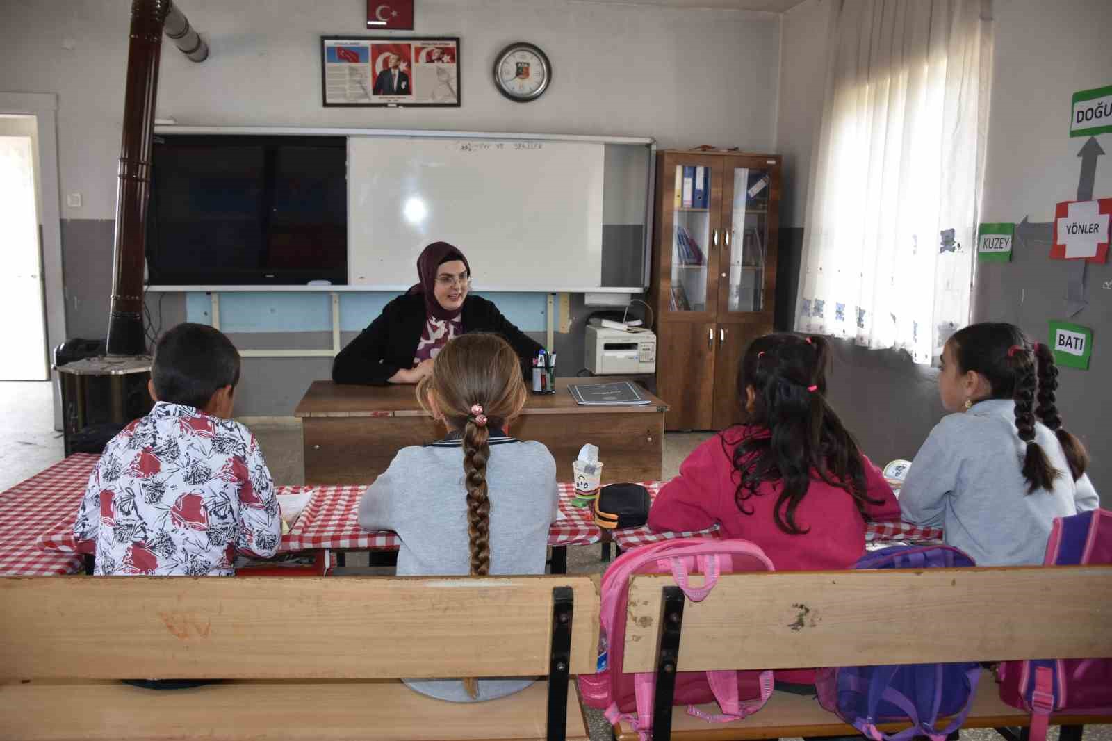 Köy okulunda 4 öğrencisini geleceğe hazırlıyor
