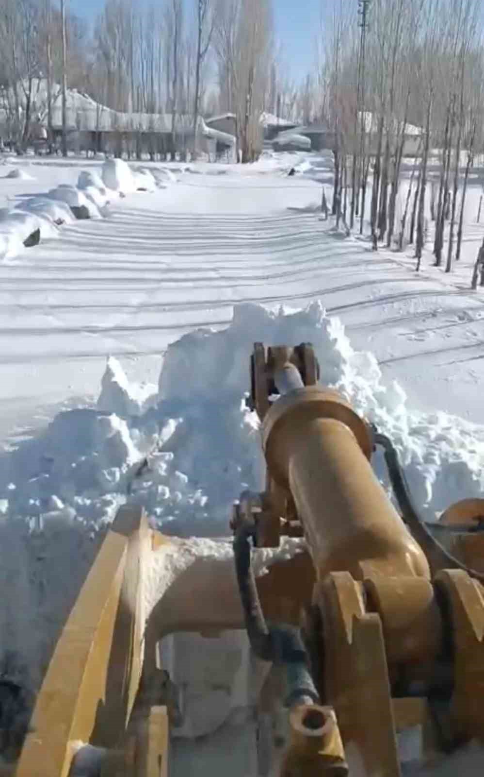 Köy yolları için zorlu mücadele: Kar kalınlığının 2 metreyi aştığı bölgede ekipler aralıksız mesai yapıyor
Köy yolları için zorlu mücadele: Kar kalınlığının 2 metreyi aştığı bölgede ekipler aralıksız mesai yapıyor