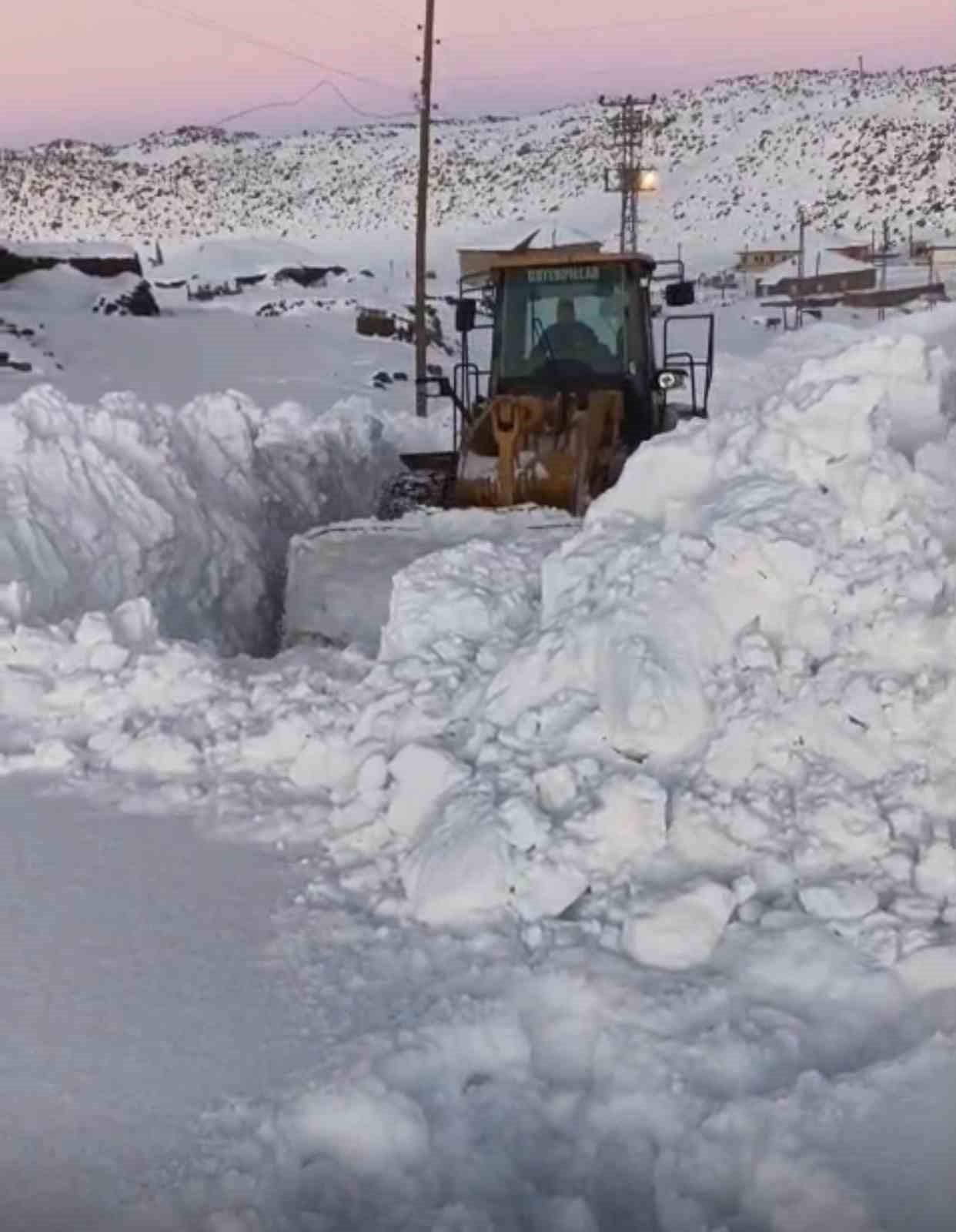 Köy yolları için zorlu mücadele: Kar kalınlığının 2 metreyi aştığı bölgede ekipler aralıksız mesai yapıyor
Köy yolları için zorlu mücadele: Kar kalınlığının 2 metreyi aştığı bölgede ekipler aralıksız mesai yapıyor