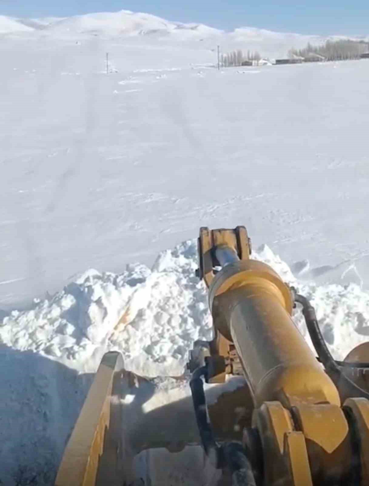 Köy yolları için zorlu mücadele: Kar kalınlığının 2 metreyi aştığı bölgede ekipler aralıksız mesai yapıyor
Köy yolları için zorlu mücadele: Kar kalınlığının 2 metreyi aştığı bölgede ekipler aralıksız mesai yapıyor