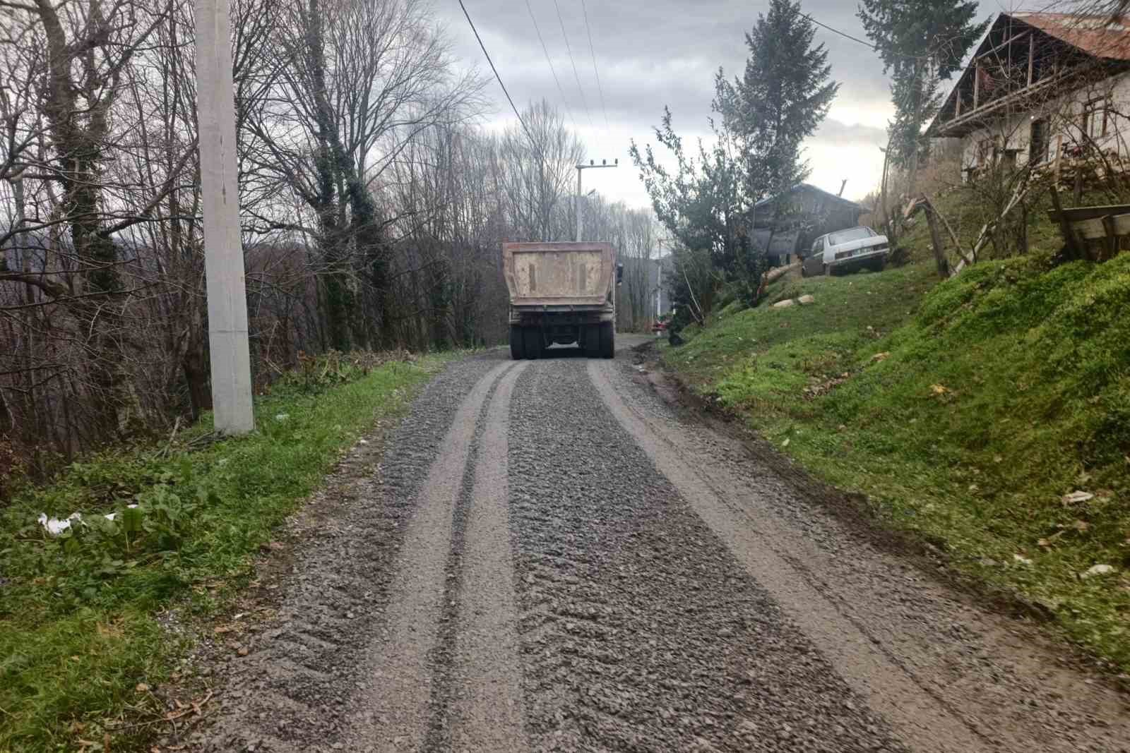 Köy yollarında çalışmalar sürüyor
