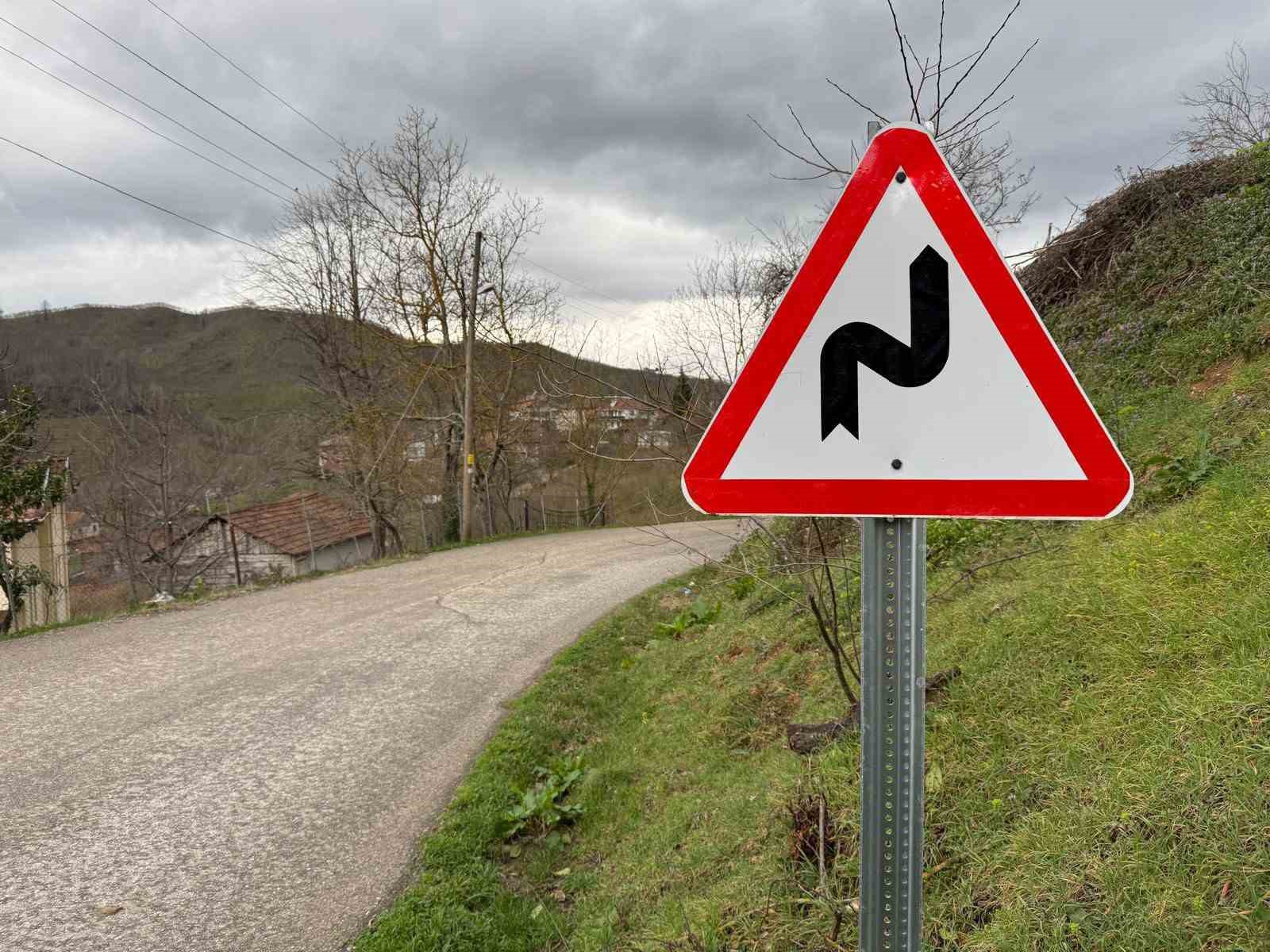 Köy yollarında tabela çalışmaları sürüyor
