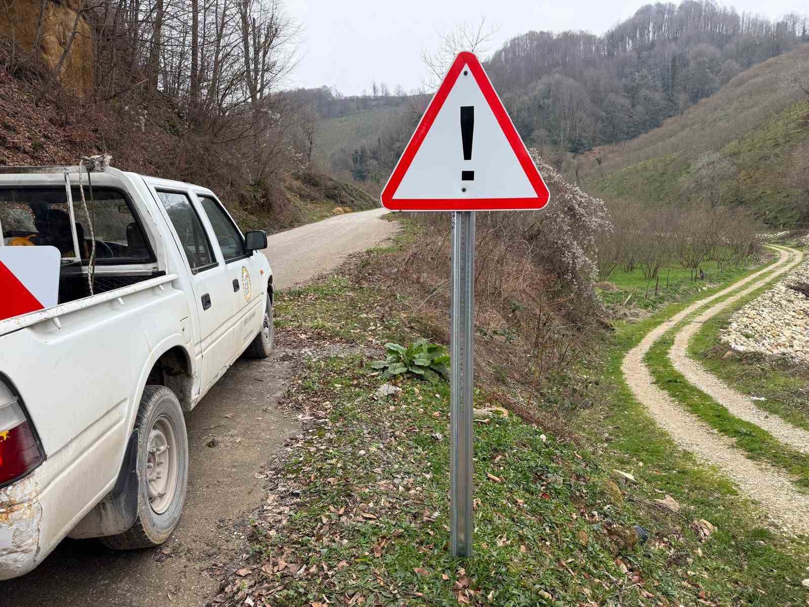 Köy yollarında tabela çalışmaları sürüyor
