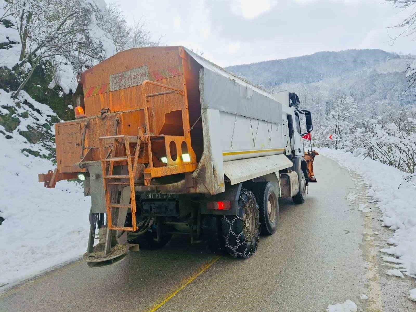 Köy yollarında tuzlama çalışmaları sürüyor
