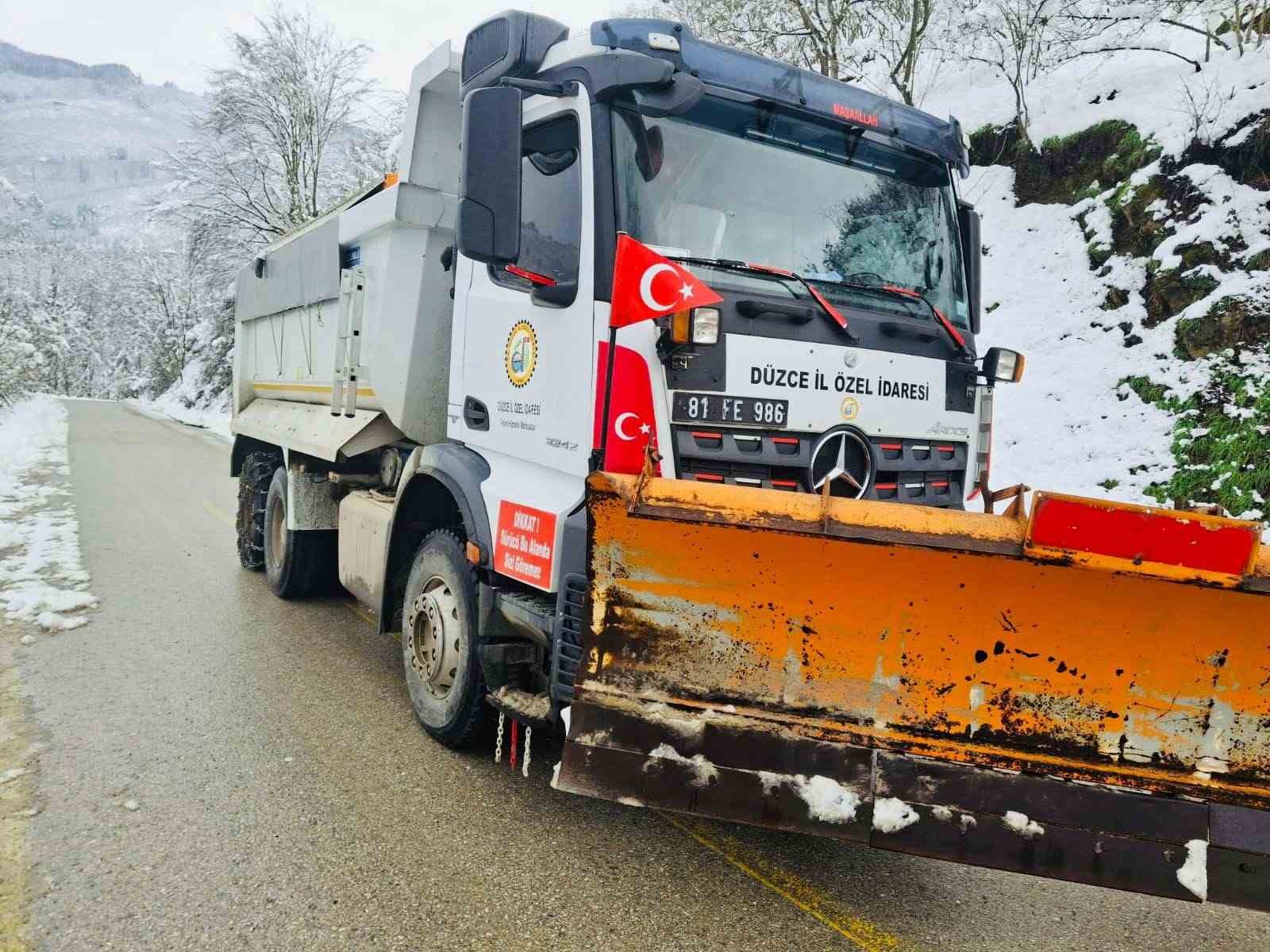 Köy yollarında tuzlama çalışmaları sürüyor
