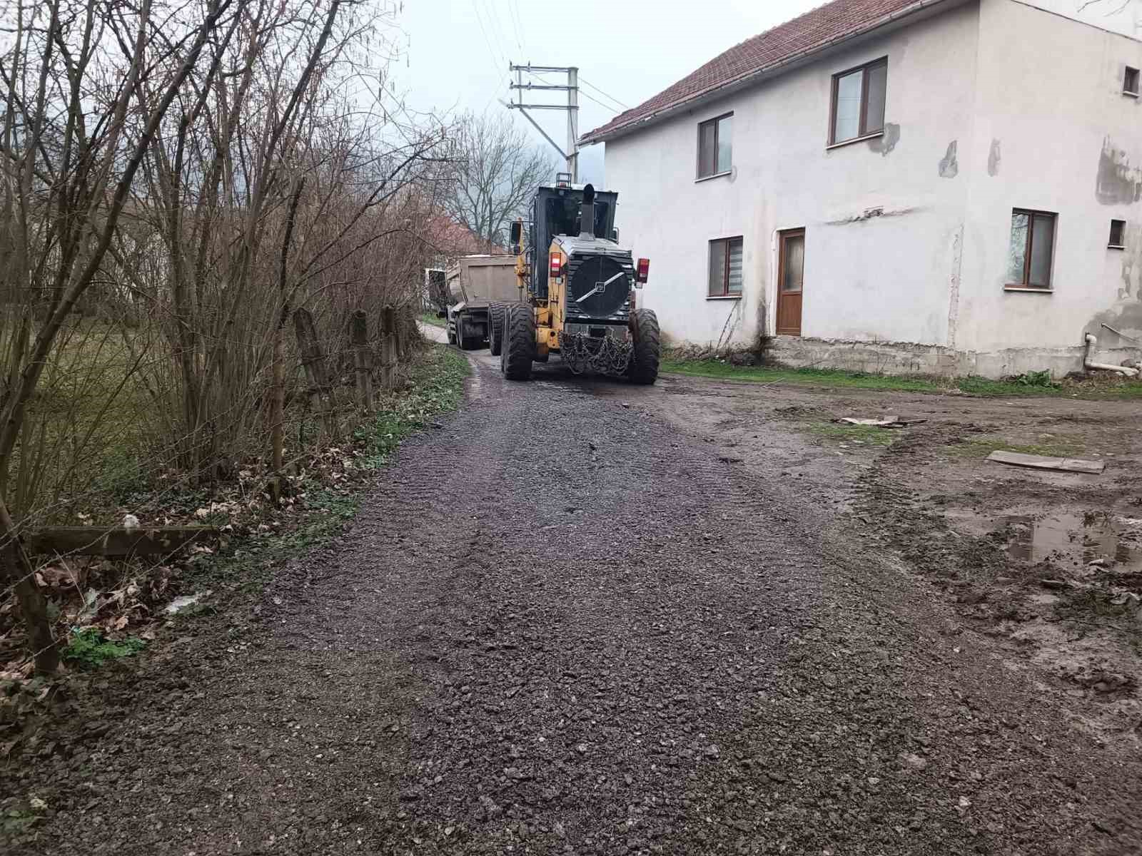 Köy yollarında yoğun çalışma
