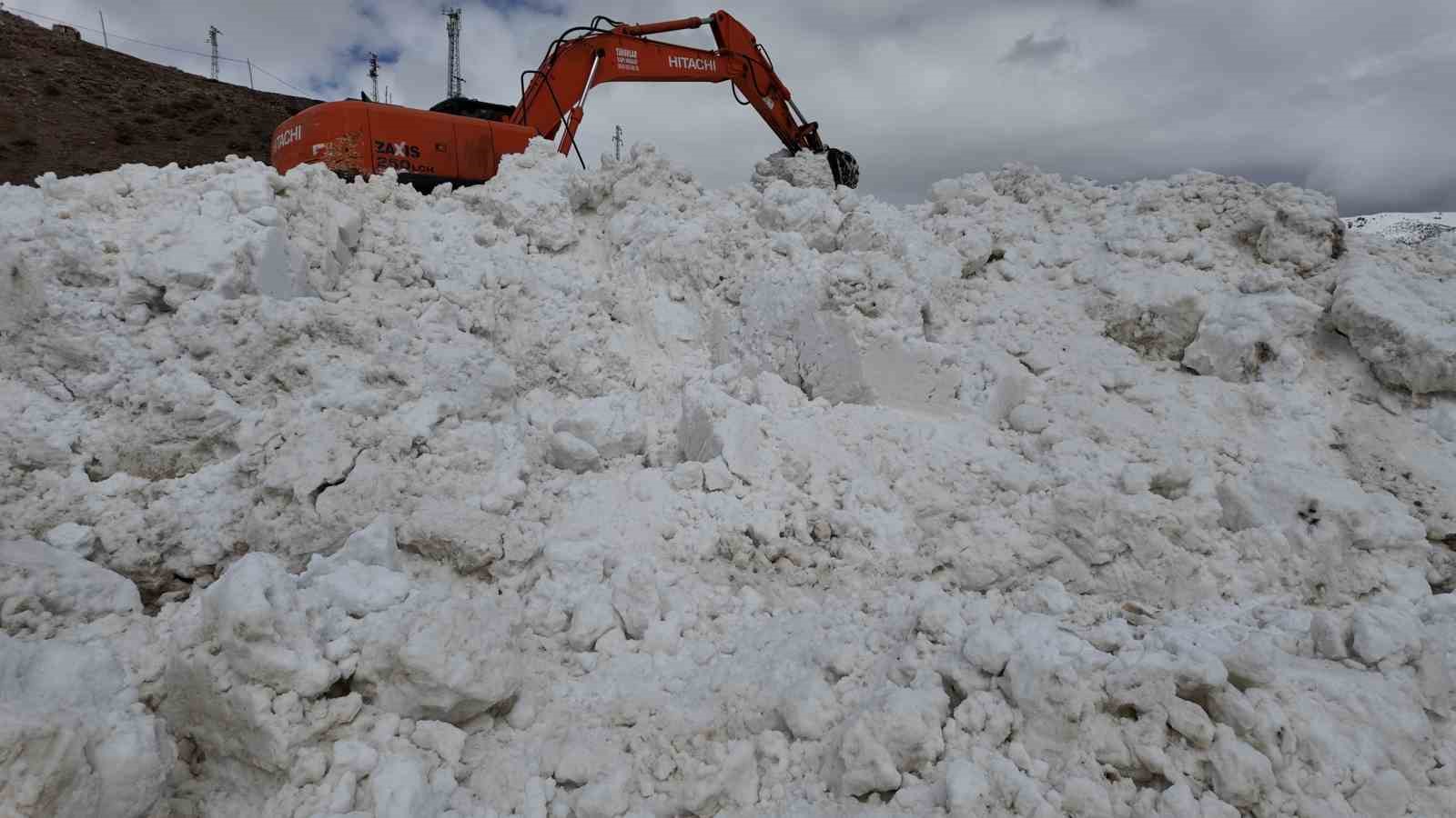 Köy yoluna çığ düştü, ekipler yolu açmak için çalışma başlattı
