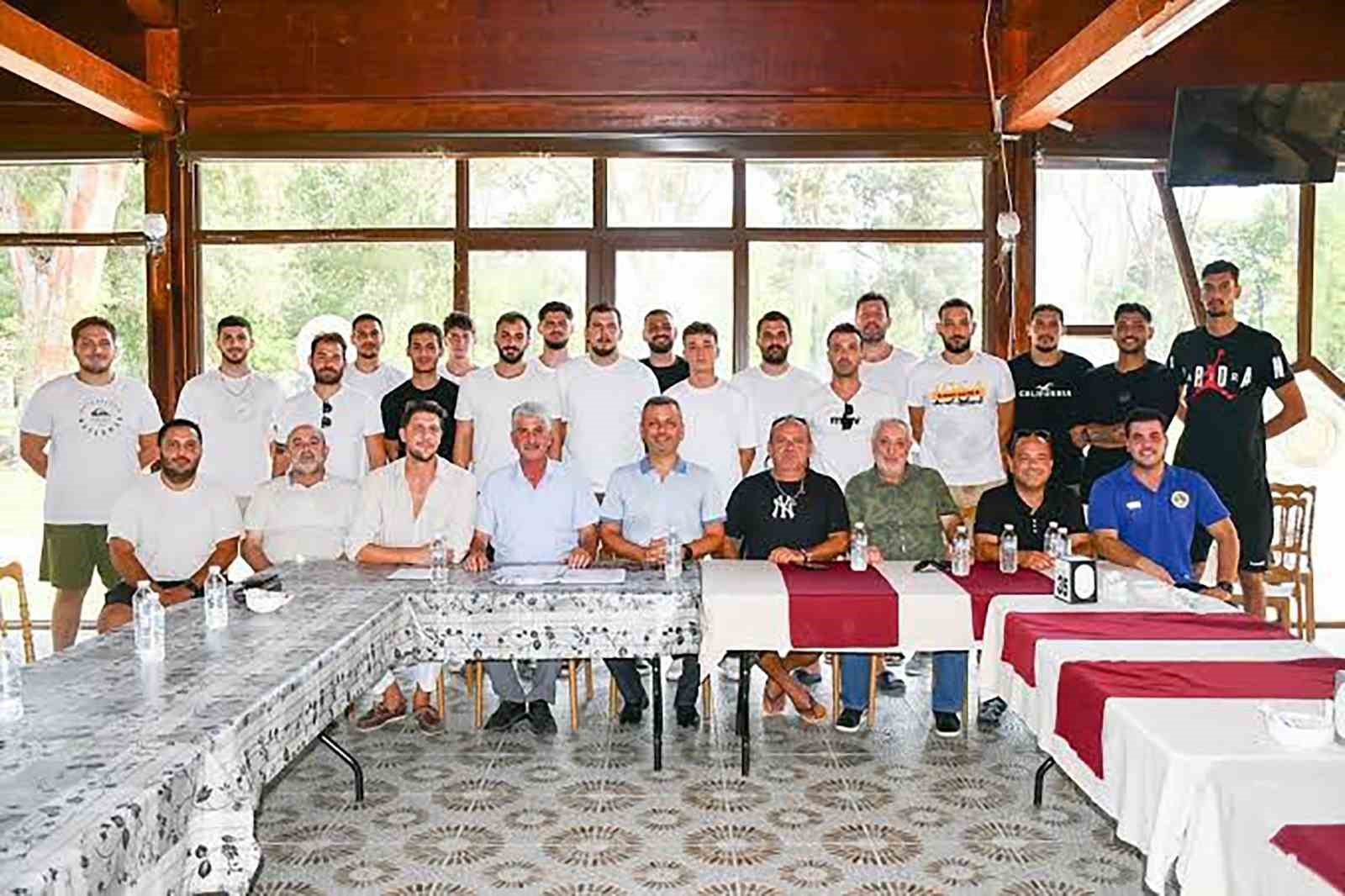 Köyceğiz Belediyespor’un eski hentbolcuları: "2 sezondur ödemelerimiz yapılmıyor"
Köyceğiz Belediyespor’un eski hentbolcuları: "2 sezondur ödemelerimiz yapılmıyor"
