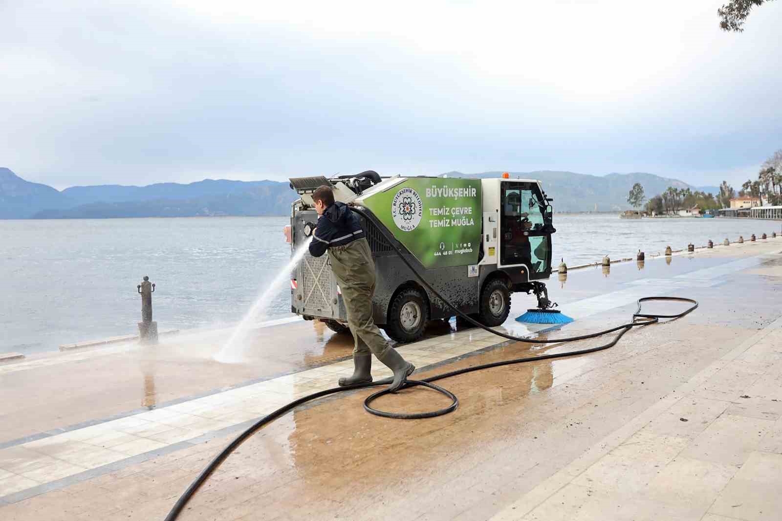 Köyceğiz gölünde sular çekildi, temizlik başladı
