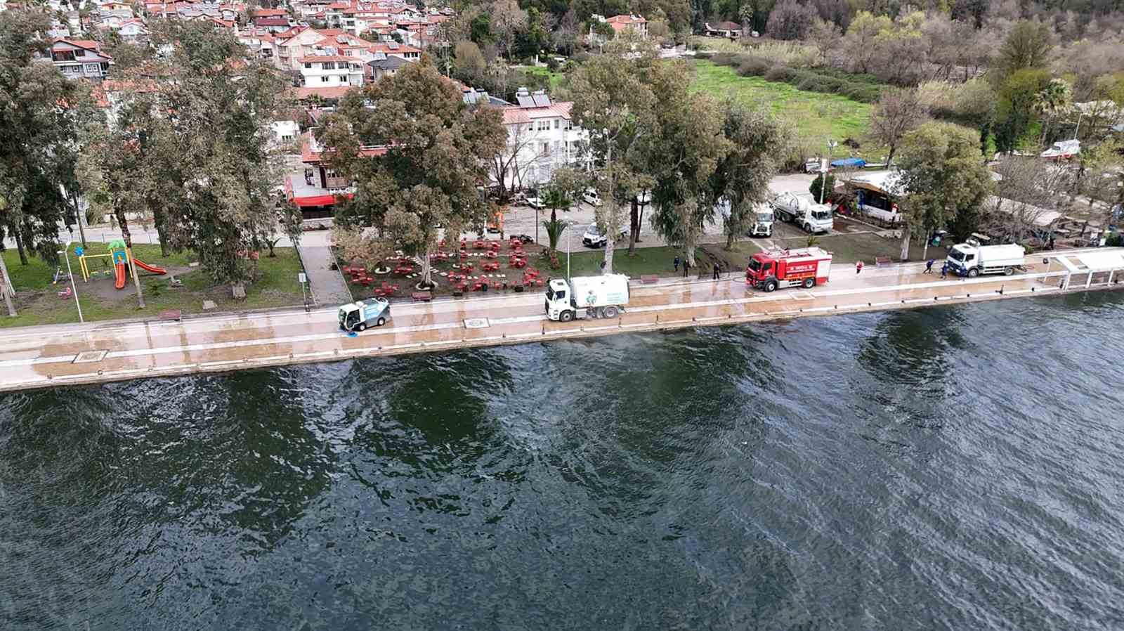 Köyceğiz gölünde sular çekildi, temizlik başladı
