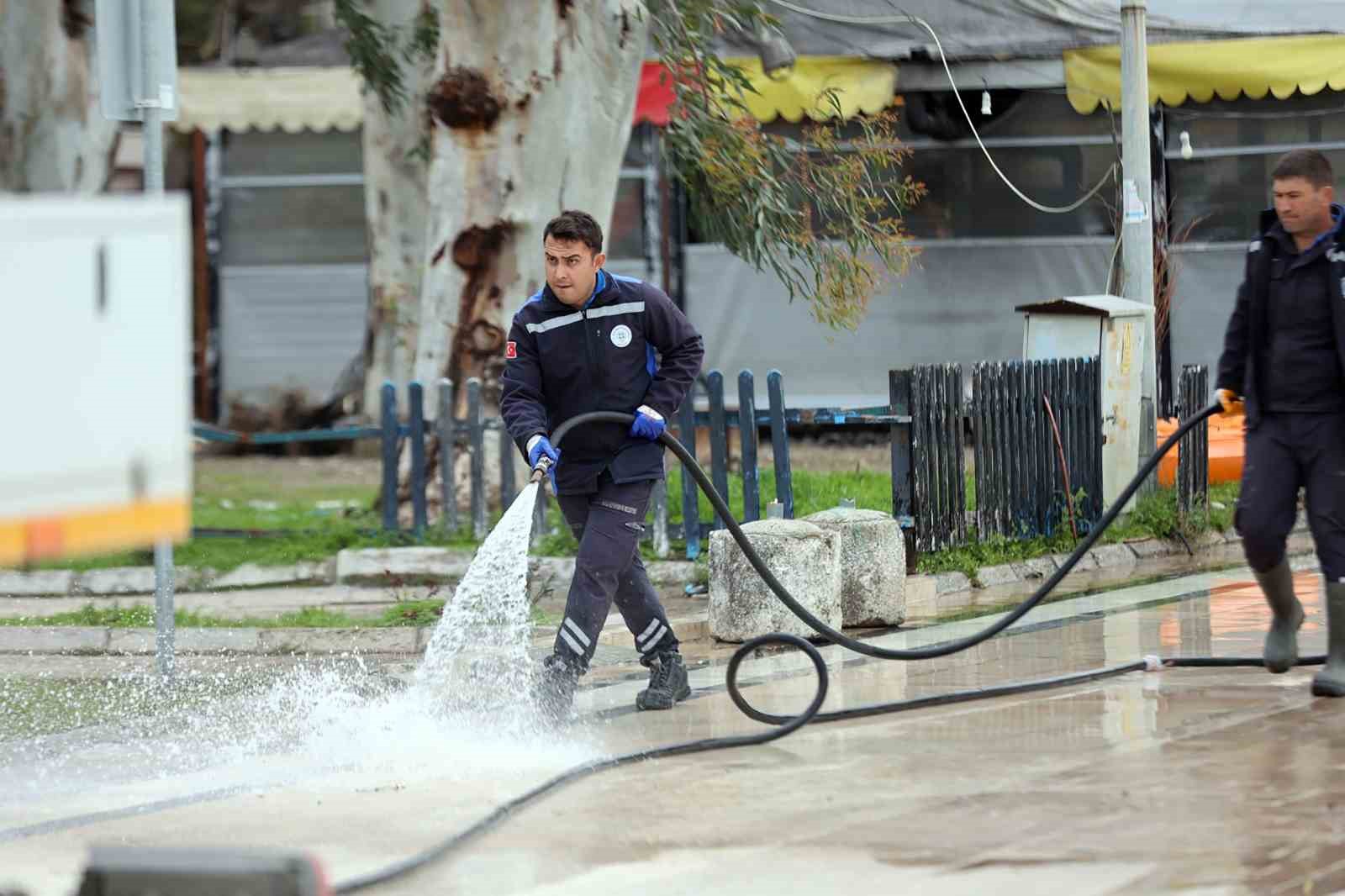 Köyceğiz gölünde sular çekildi, temizlik başladı
