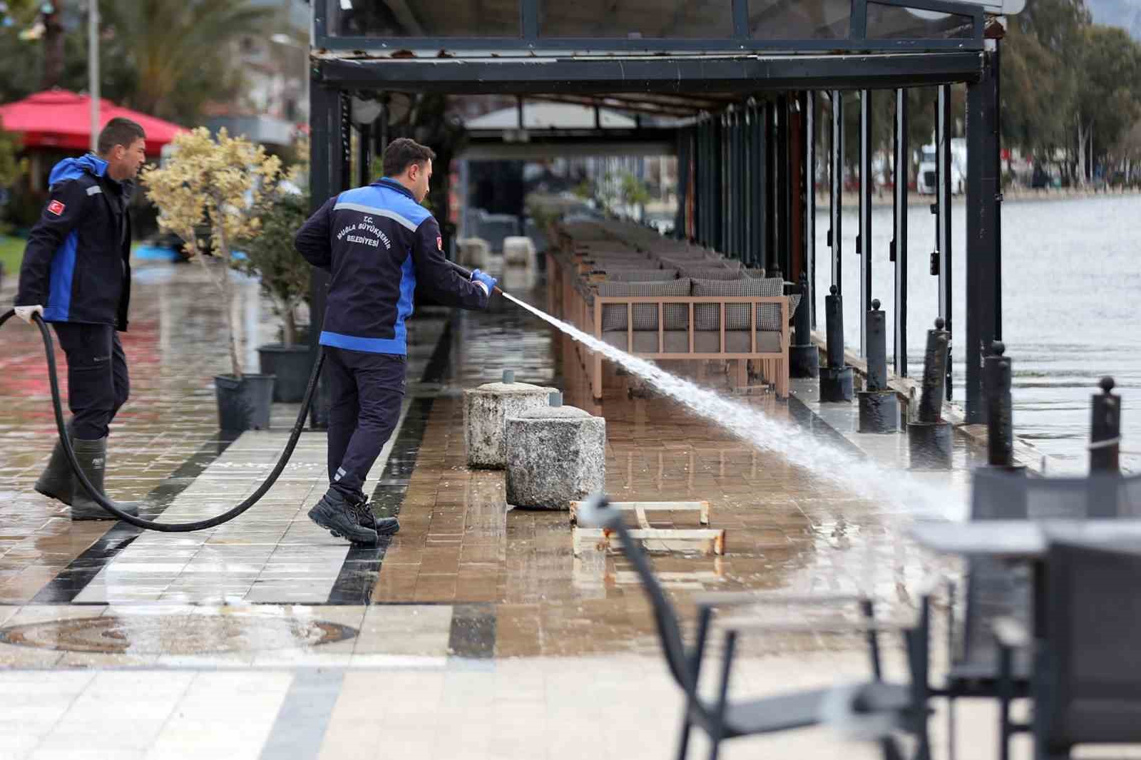 Köyceğiz gölünde sular çekildi, temizlik başladı
