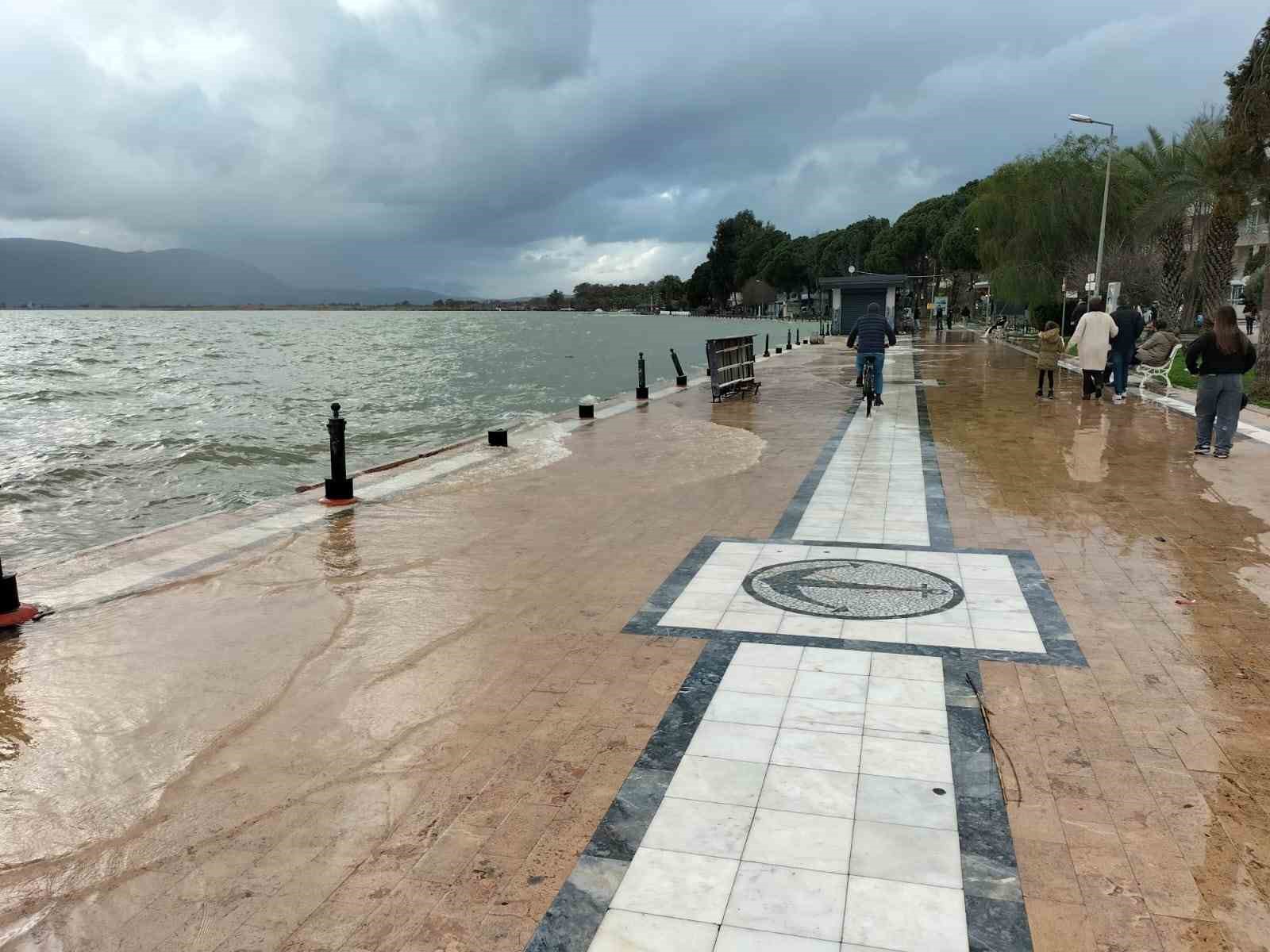 Köyceğiz Gölü’nde taşkın devam ediyor
