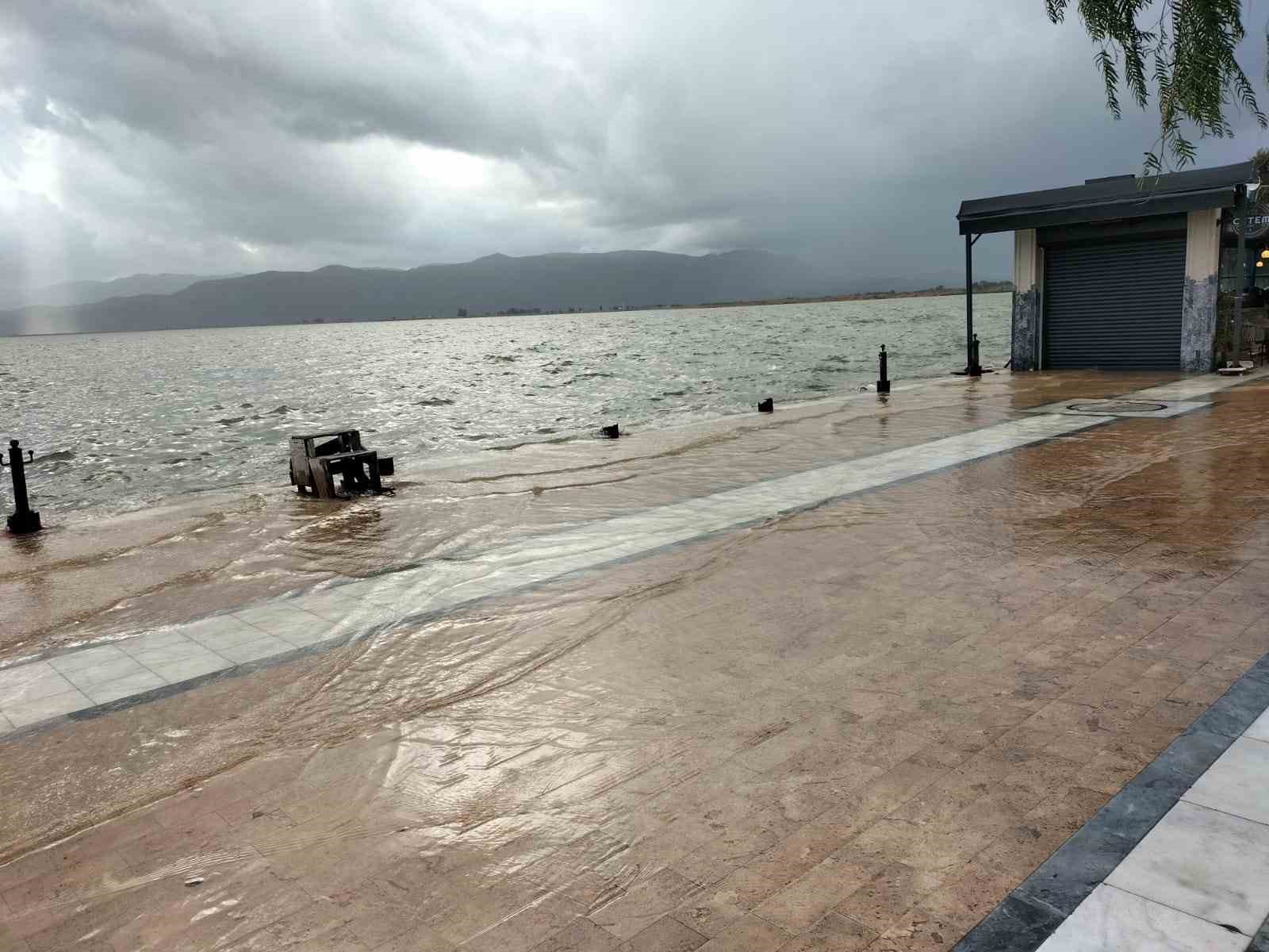 Köyceğiz Gölü’nde taşkın devam ediyor
