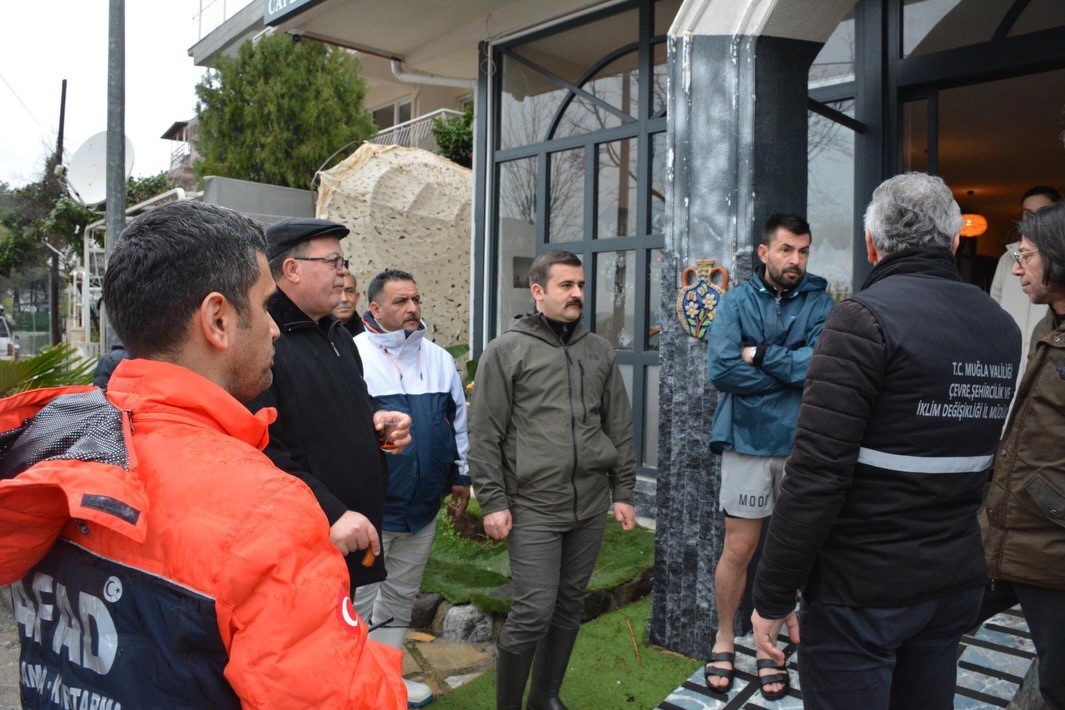 Köyceğiz Kaymakamı Kumcu, çizmesini giydi, kordonda incelemelerde bulundu
