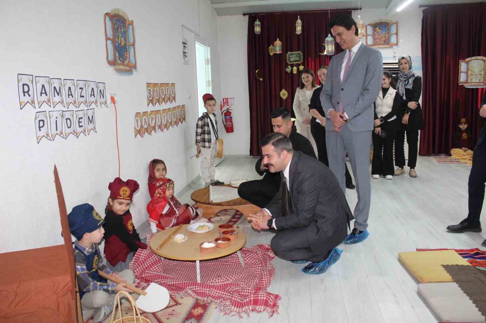 Köyceğiz Kaymakamı Kumcu, miniklerin tekne orucu heyecanına ortak oldu
