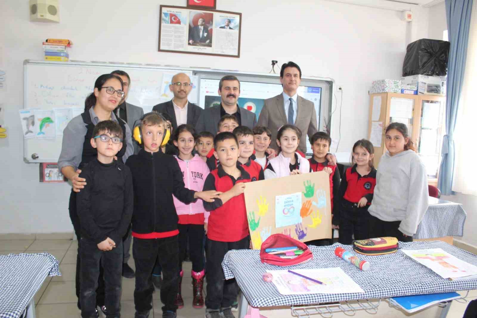 Köyceğiz Kaymakamı Kumcu, öğrencilerle bir aray geldi
Köyceğiz Kaymakamı Kumcu, öğrencilerle bir aray geldi