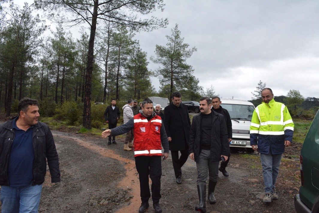 Köyceğiz Kaymakamı Kumcu, selden etkilenen bölgelerde incelemelerde bulundu
