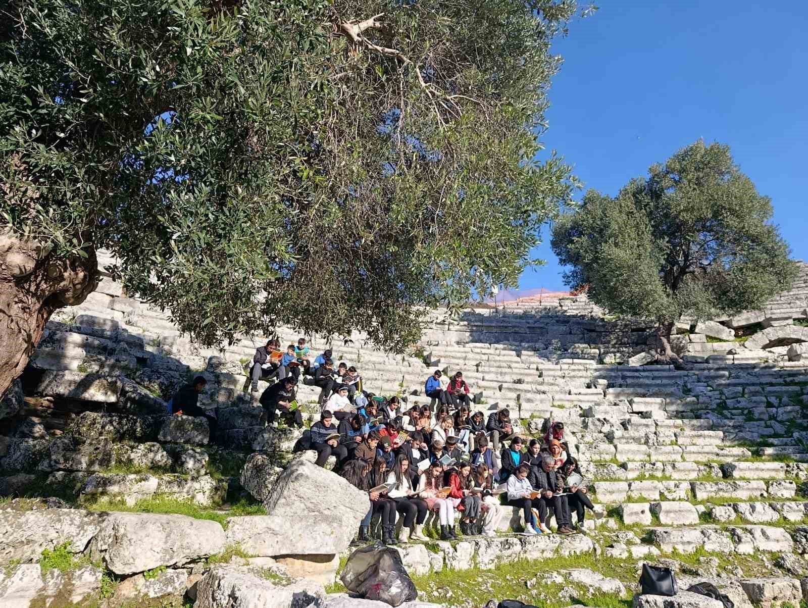 Köyceğiz Ortaokulu öğrencileri Kaunos Antik Tiyatro’da şiir okudu

