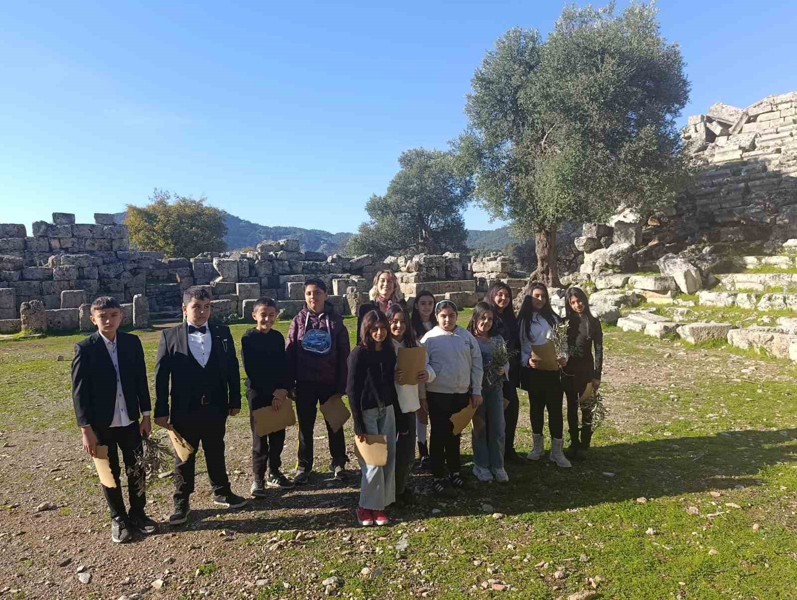 Köyceğiz Ortaokulu öğrencileri Kaunos Antik Tiyatro’da şiir okudu
