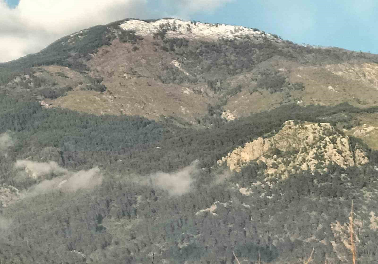 Köyceğiz Sandras Dağı’na Mart ayının sonunda kar yağdı
