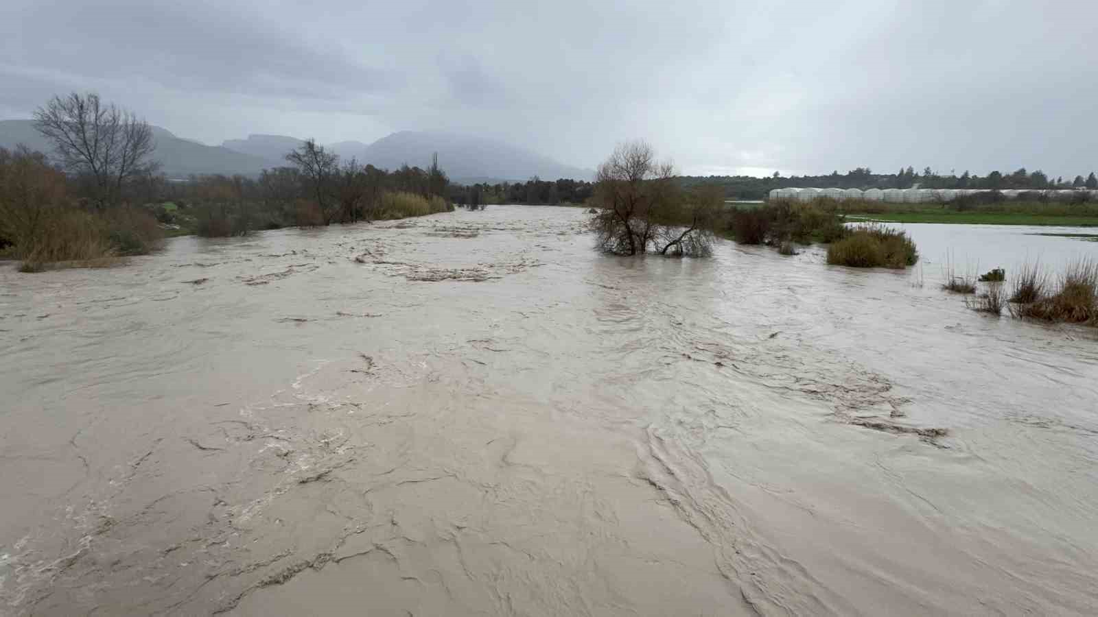 Köyceğiz’de 3 günde metrekareye 158 kg yağış düştü
Köyceğiz’de 3 günde metrekareye 158 kg yağış düştü