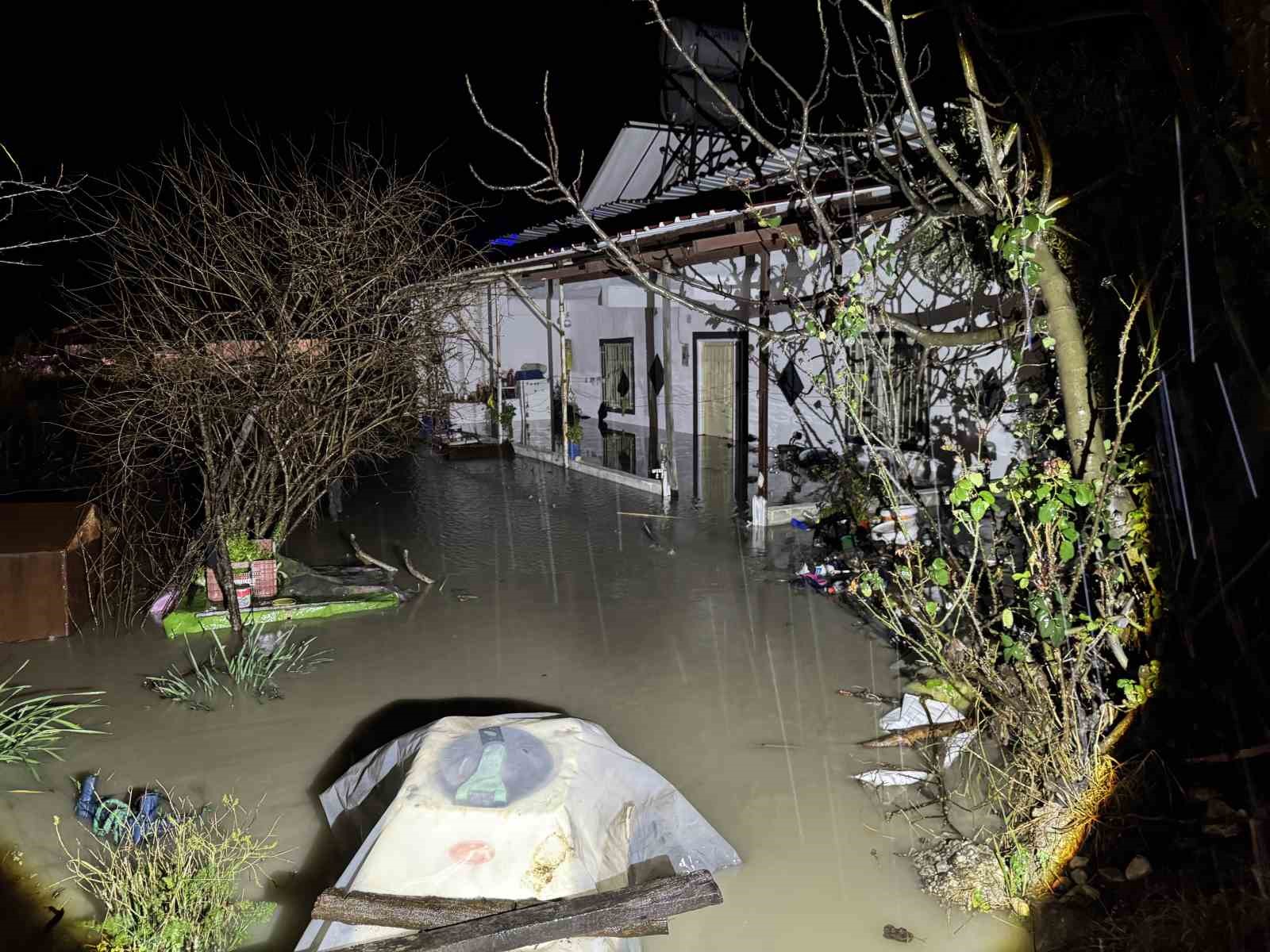Köyceğiz’de 3 günde metrekareye 158 kg yağış düştü
Köyceğiz’de 3 günde metrekareye 158 kg yağış düştü