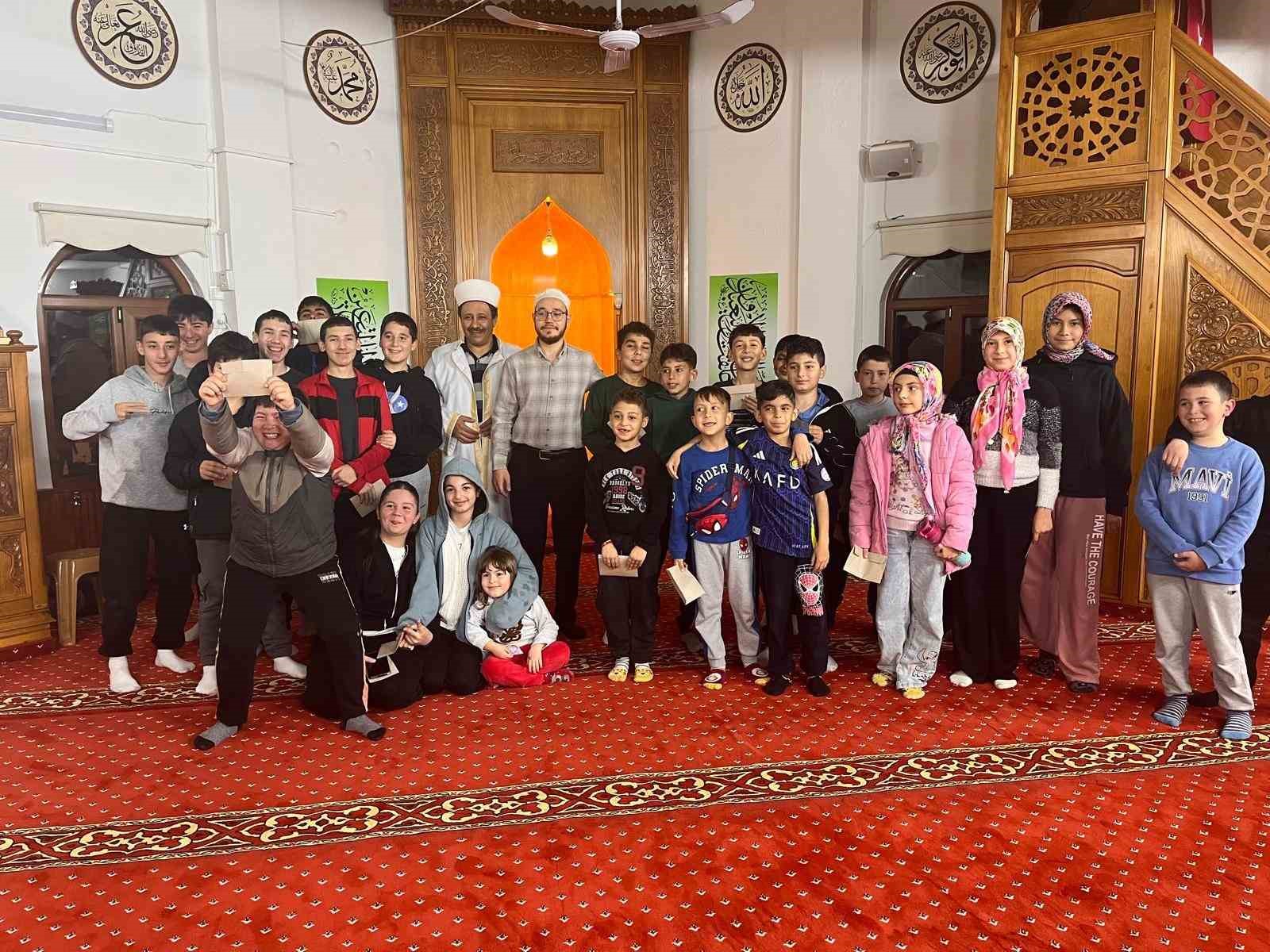 Köyceğiz’de çocuklar son teravihte bayram harçlıklarını aldı
