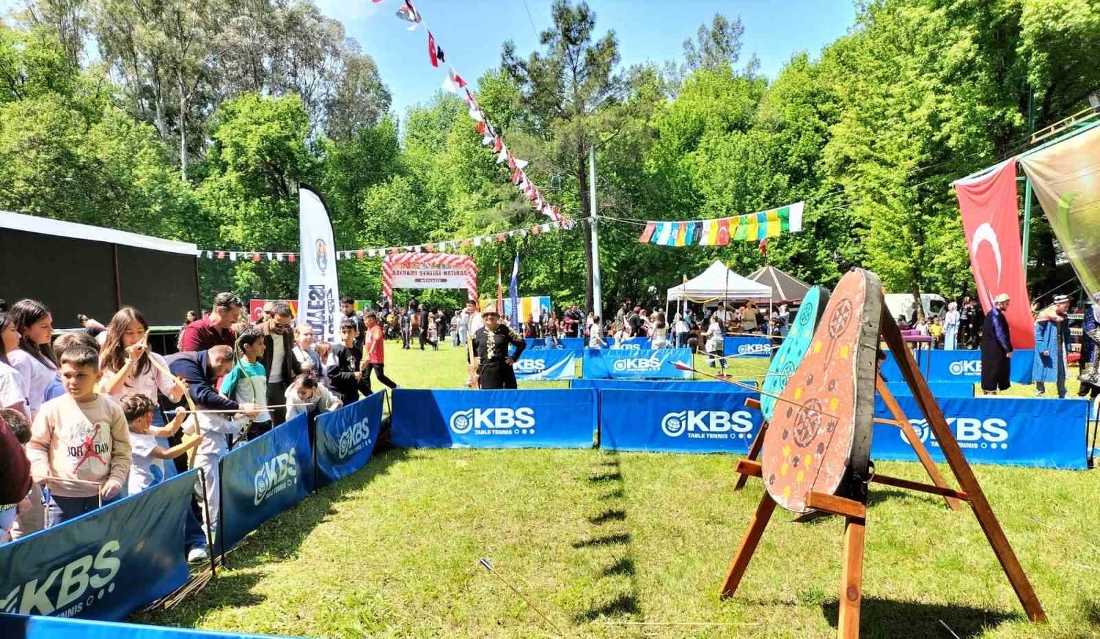 Köyceğiz’de gönüllü eğitmen, geleneksel okçuluğu halka sevdiriyor
