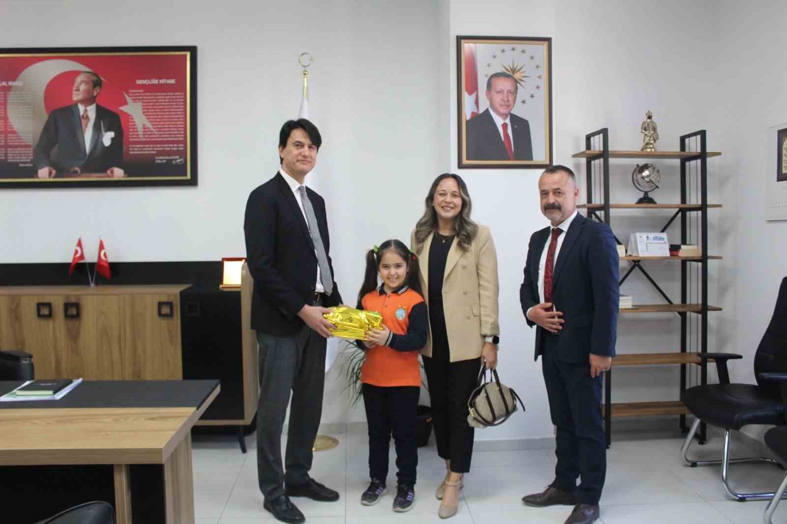 Köyceğiz’de İstiklal Marşı’nı okuma yarışmasında 1’inci olan öğrenci ödüllendirildi
