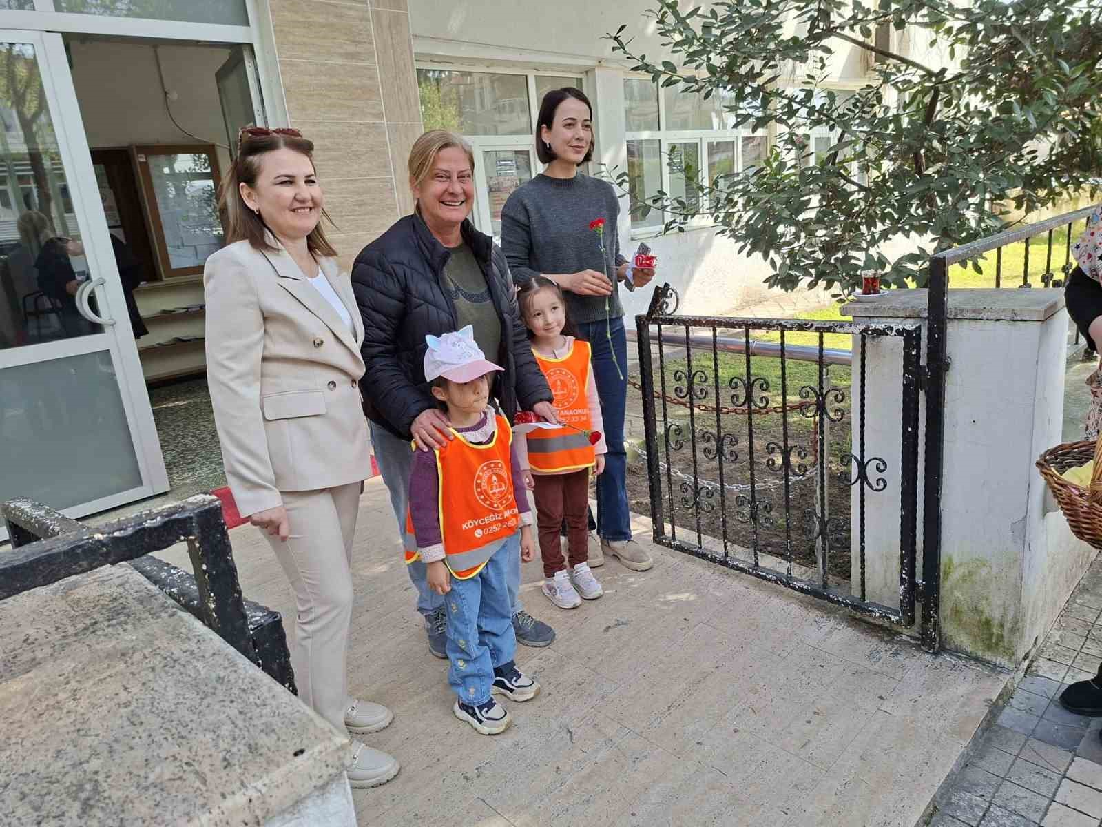 Köyceğiz’de minik öğrencilerden kadınlara anlamlı jest
