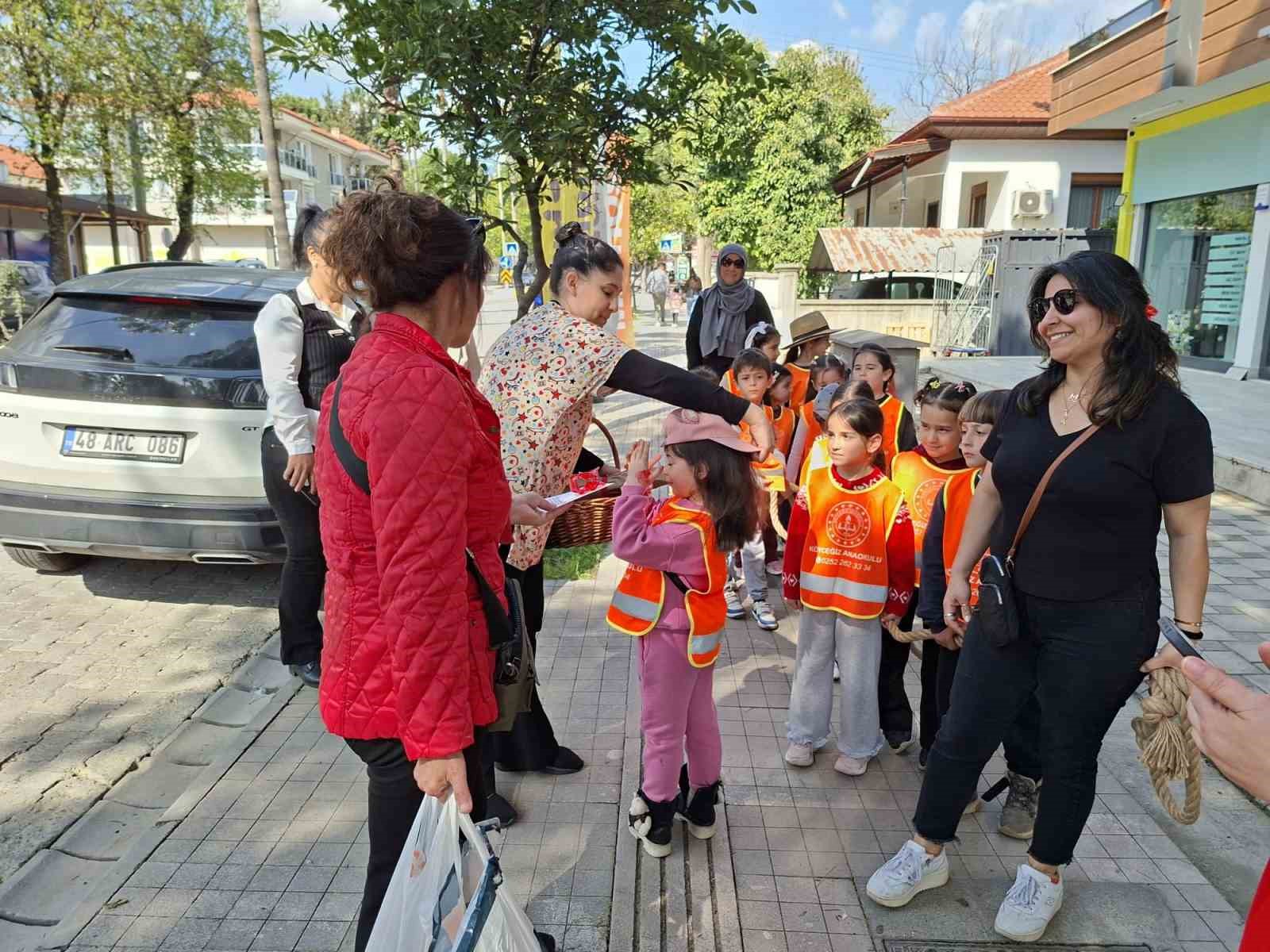 Köyceğiz’de minik öğrencilerden kadınlara anlamlı jest
