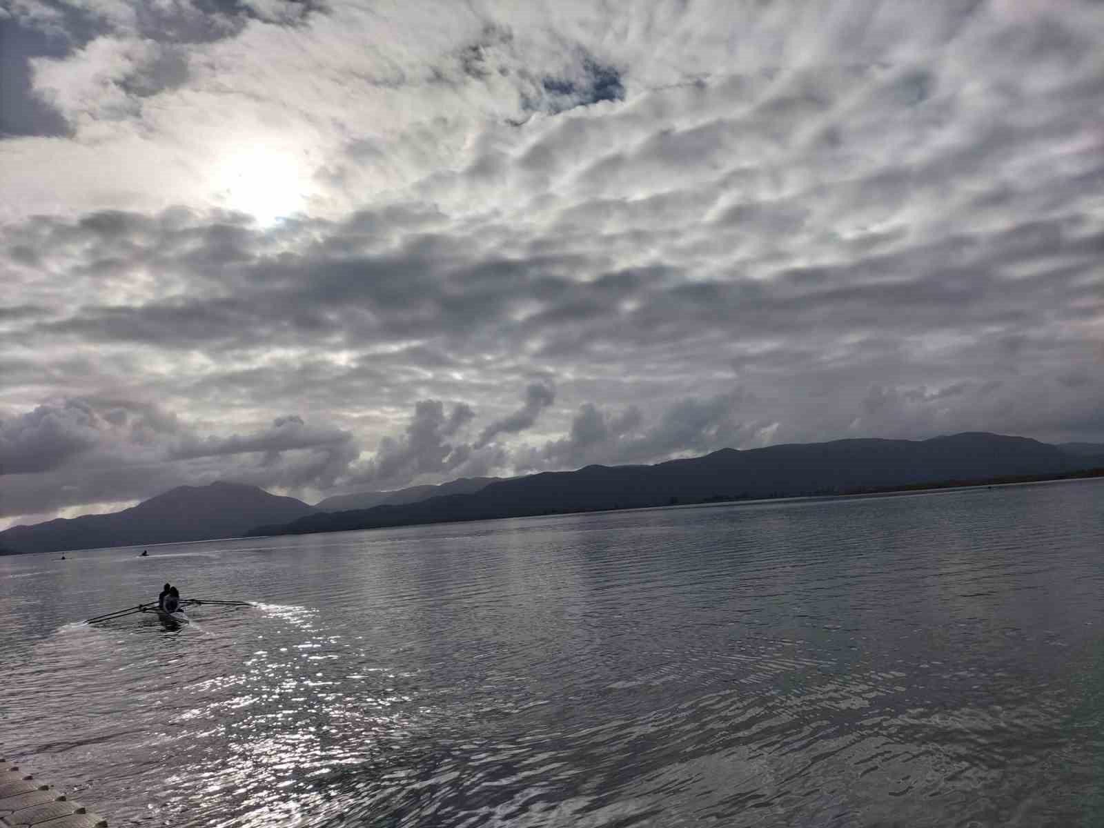 Köyceğiz’de yarıyıl tatili kürek okulu eğitimleri sürüyor
