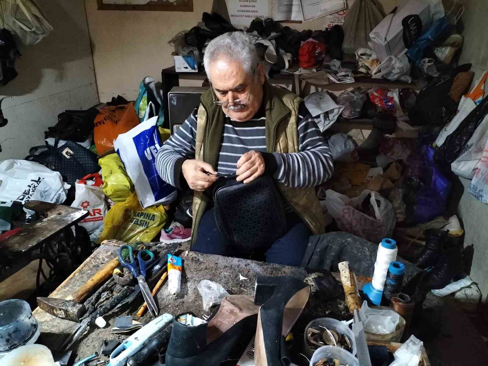 Köyceğiz’in son ayakkabı ustası, emekli oldu ama mesleğini bırakamadı
