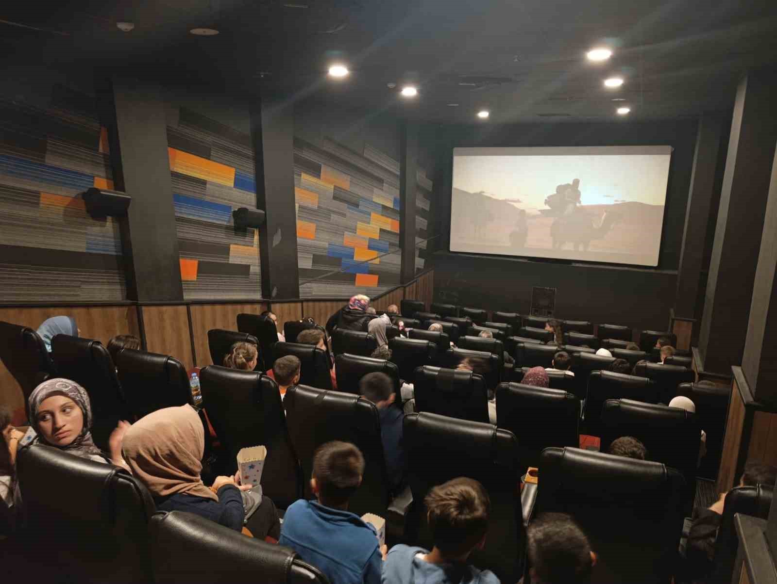 Köyceğizli gençler, sinemada "571: Rahmet Peygamberi Hz. Muhammed" filmini izledi
